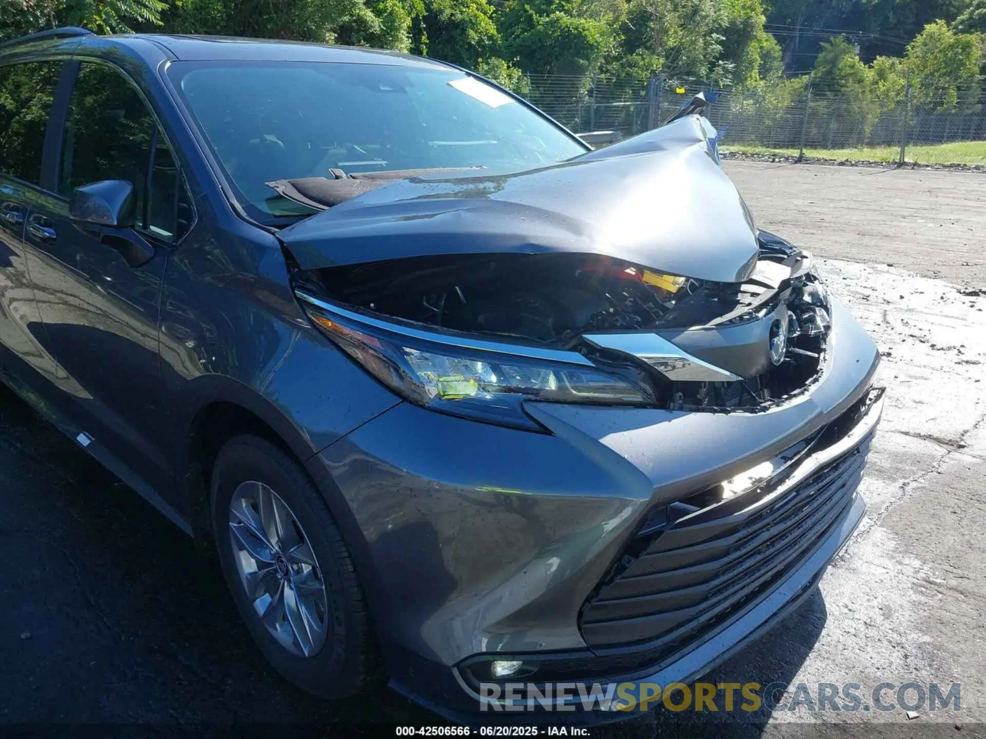 18 Photograph of a damaged car 5TDYSKFC1SS171804 TOYOTA SIENNA 2025