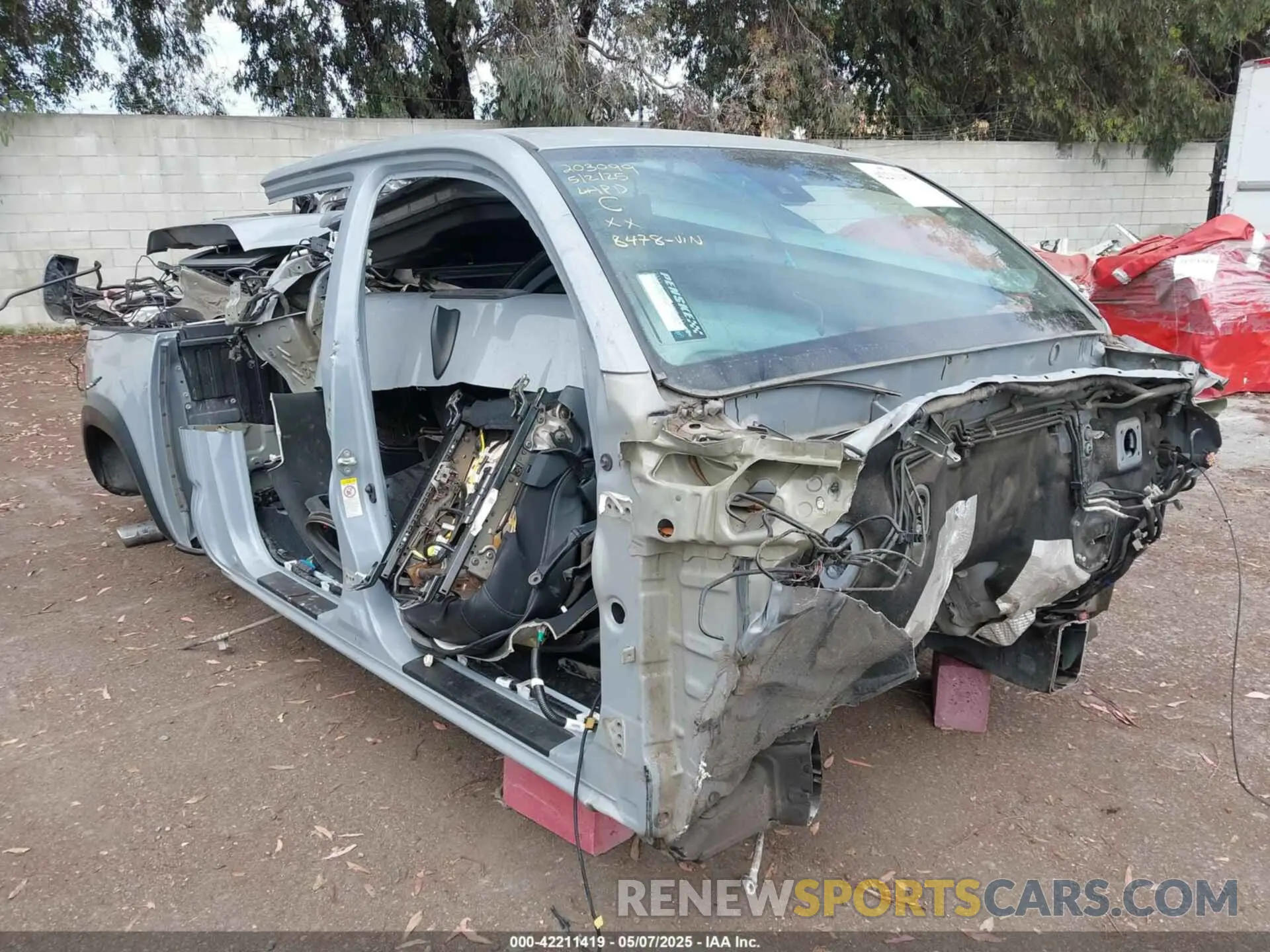 1 Photograph of a damaged car 3TMAZ5CN1KM108478 TOYOTA TACOMA 2019