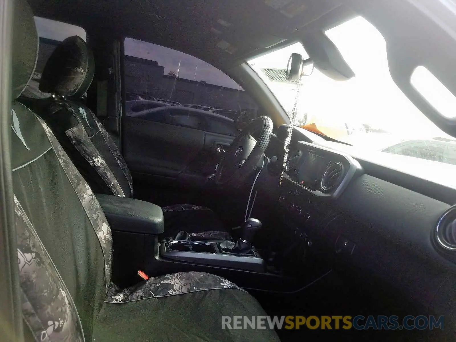 5 Photograph of a damaged car 3TMAZ5CN4KM083270 TOYOTA TACOMA 2019