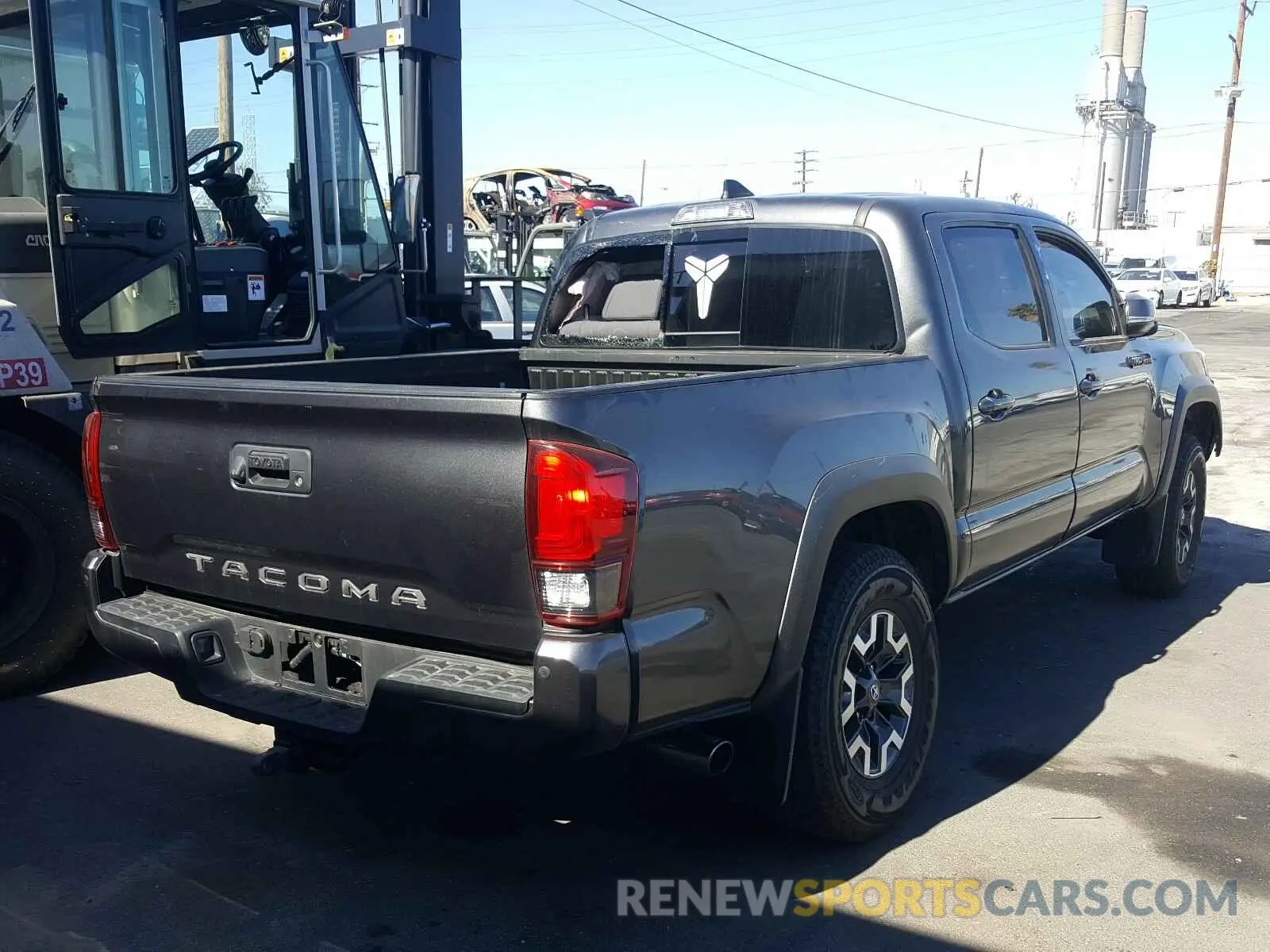 4 Photograph of a damaged car 3TMAZ5CN5KM089692 TOYOTA TACOMA 2019