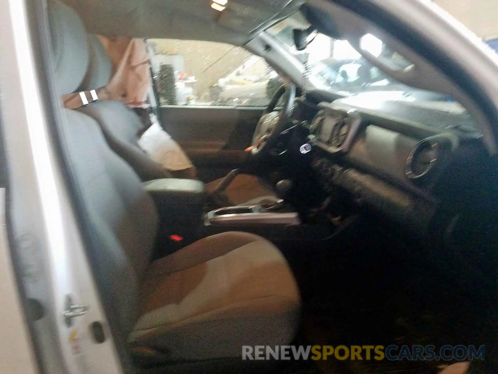 5 Photograph of a damaged car 3TMAZ5CN5KM096237 TOYOTA TACOMA 2019
