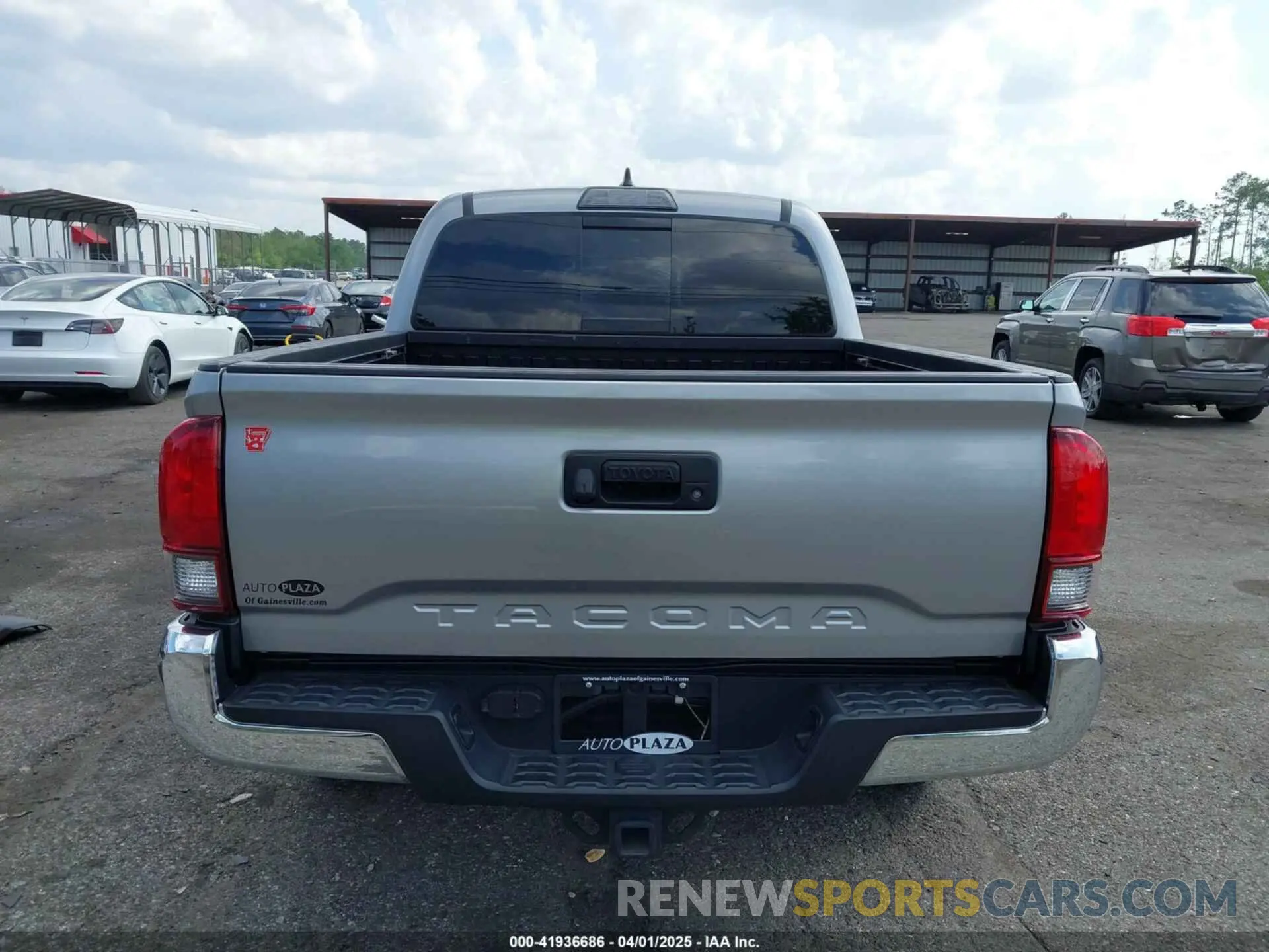 17 Photograph of a damaged car 3TMAZ5CN5KM103574 TOYOTA TACOMA 2019