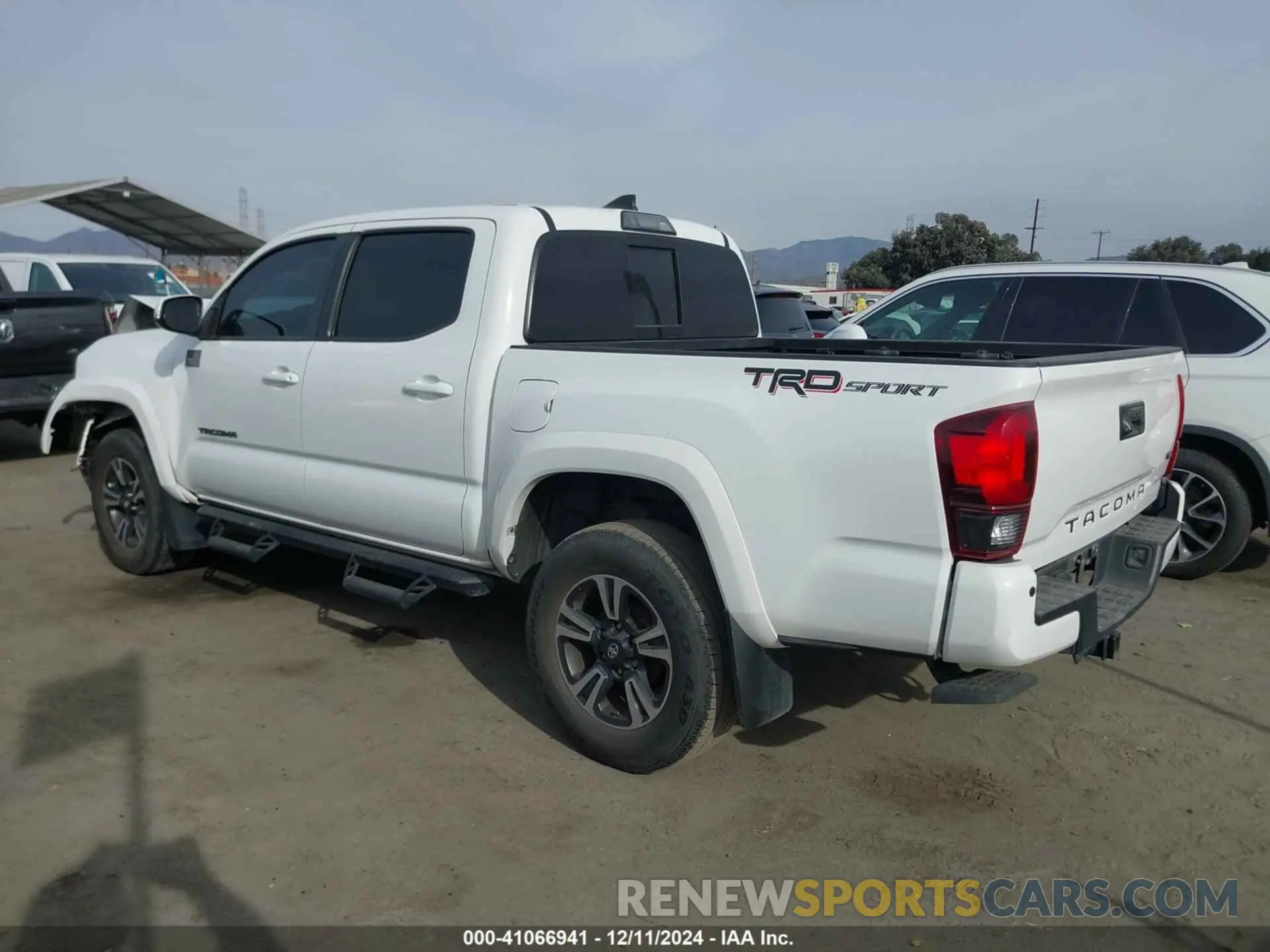 3 Фотография поврежденного автомобиля 3TMAZ5CN6KM087708 TOYOTA TACOMA 2019