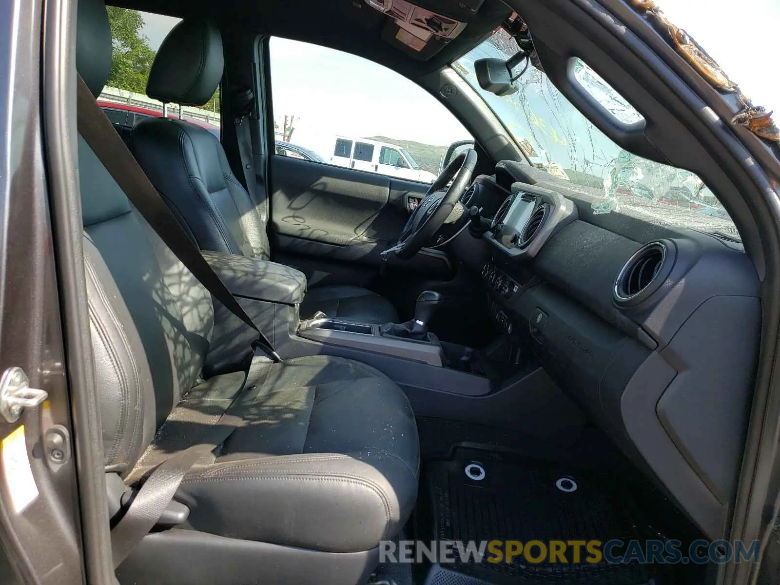 5 Photograph of a damaged car 3TMCZ5AN1KM228518 TOYOTA TACOMA 2019