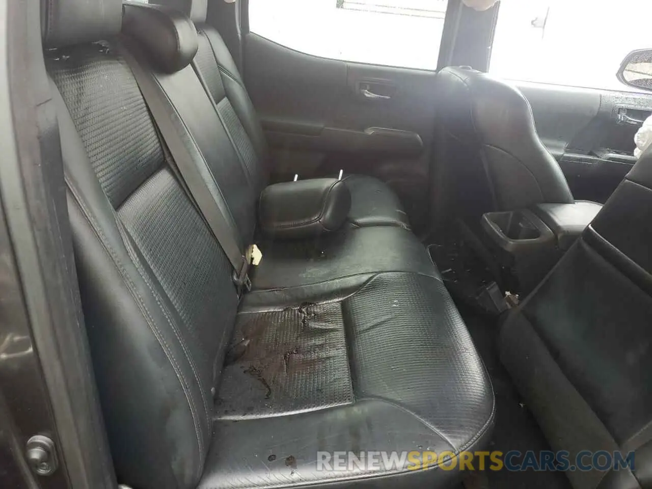 10 Photograph of a damaged car 3TMCZ5AN6KM212802 TOYOTA TACOMA 2019