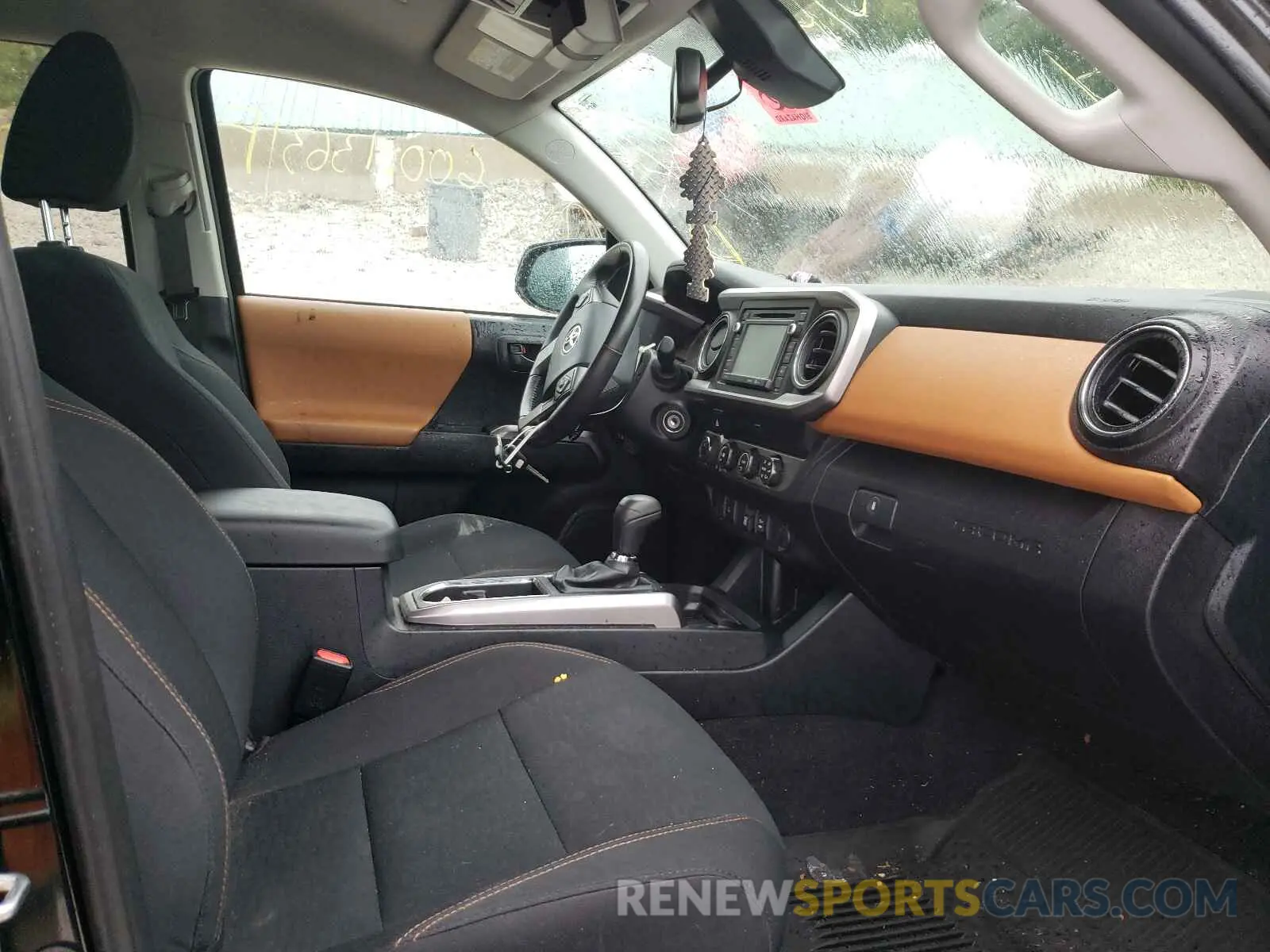5 Photograph of a damaged car 3TMCZ5AN6KM222746 TOYOTA TACOMA 2019