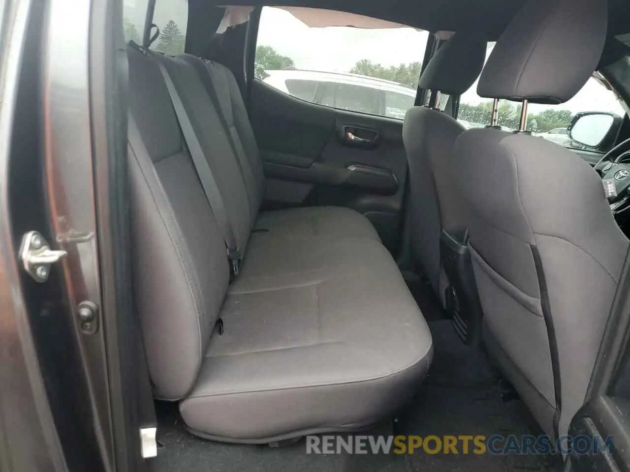 10 Photograph of a damaged car 3TMCZ5AN7KM236400 TOYOTA TACOMA 2019