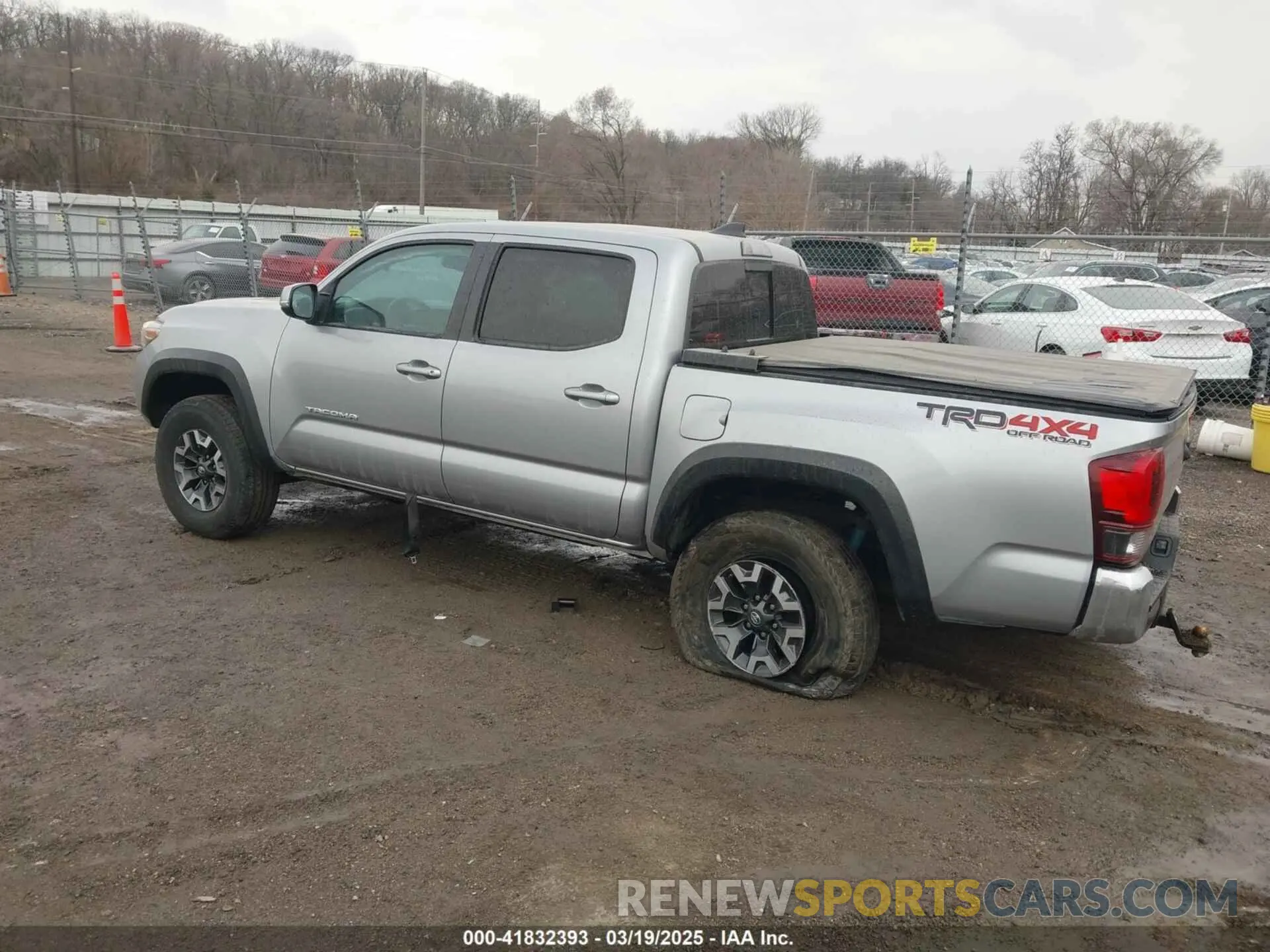 3 Фотография поврежденного автомобиля 3TMCZ5AN7KM246599 TOYOTA TACOMA 2019