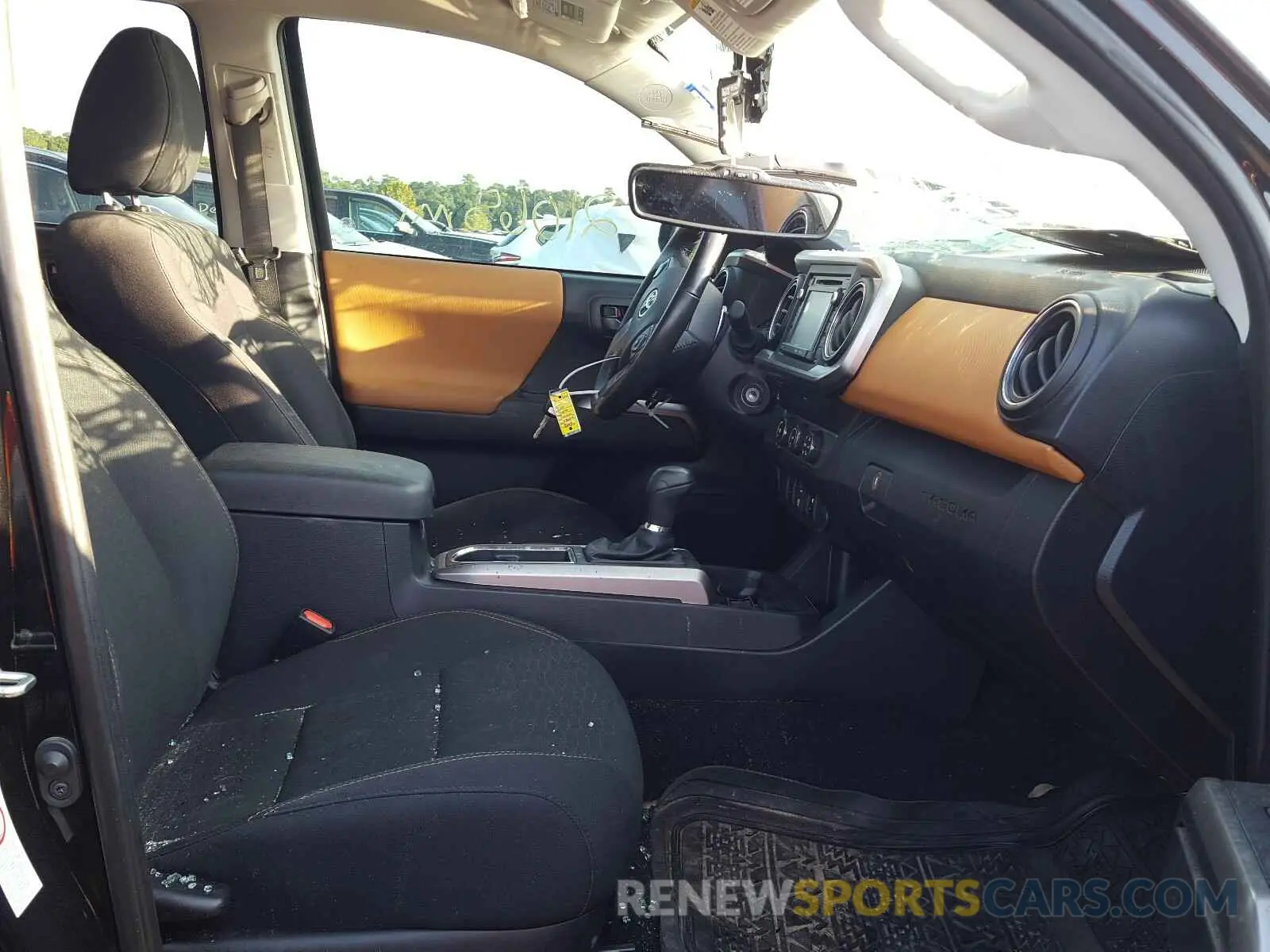 5 Photograph of a damaged car 5TFAZ5CN5KX073275 TOYOTA TACOMA 2019