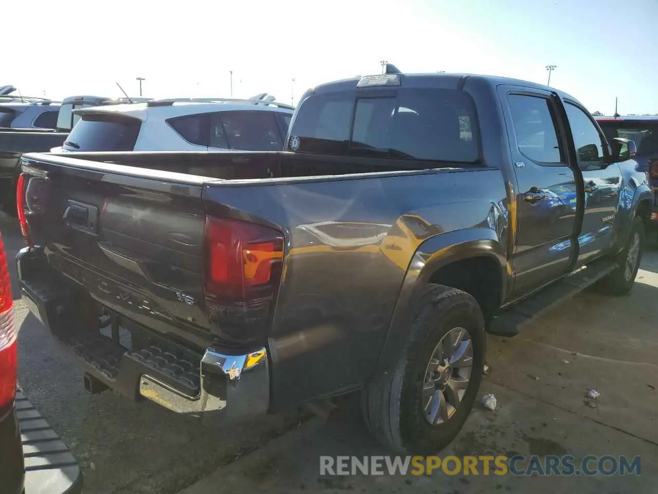 4 Photograph of a damaged car 5TFAZ5CN5KX075642 TOYOTA TACOMA 2019