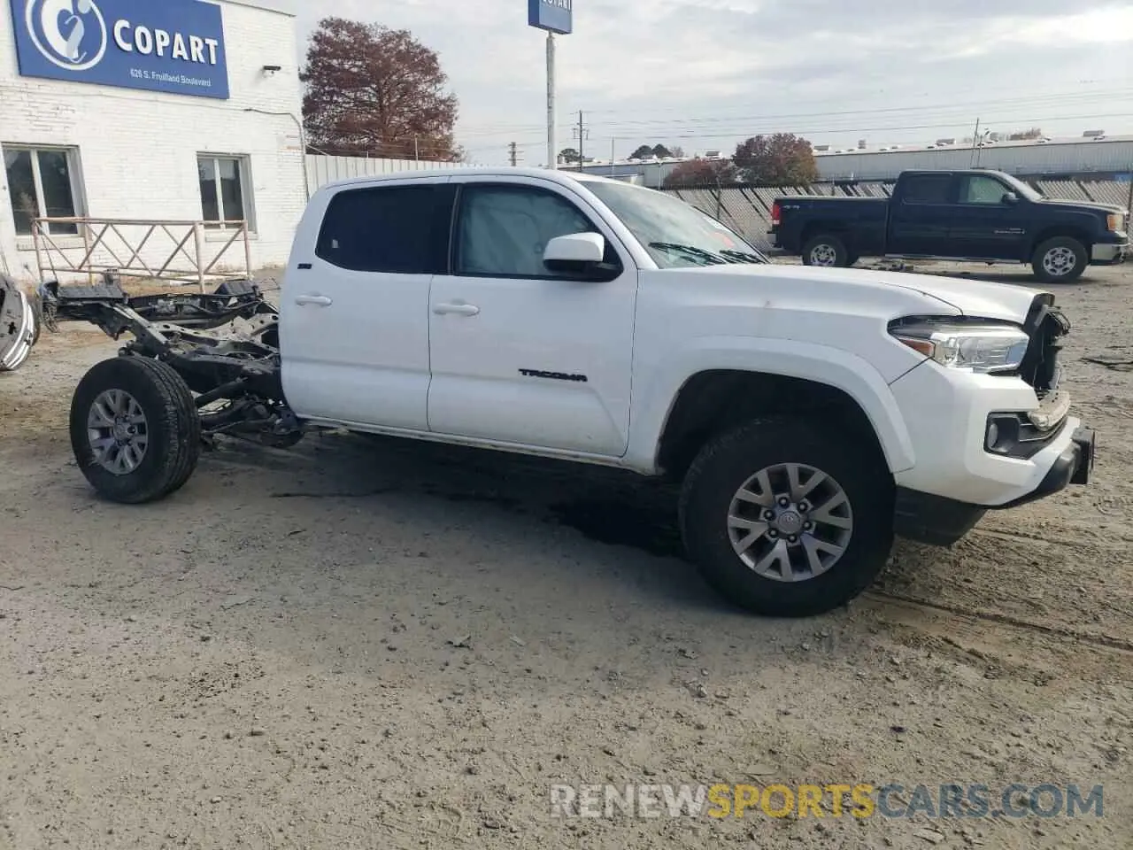 4 Photograph of a damaged car 5TFAZ5CN6KX072989 TOYOTA TACOMA 2019