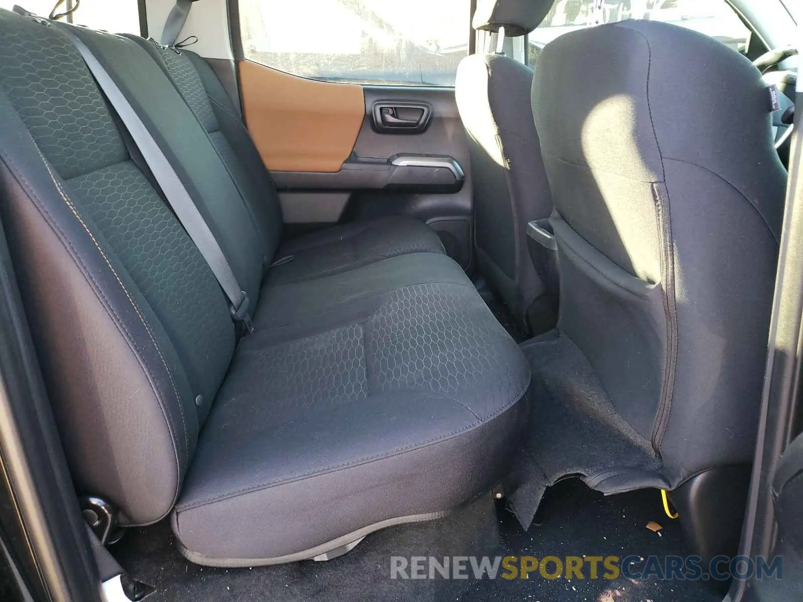 6 Photograph of a damaged car 5TFAZ5CN6KX073317 TOYOTA TACOMA 2019