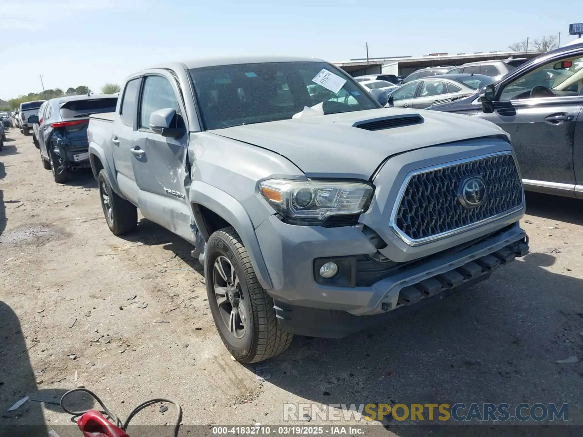 1 Фотография поврежденного автомобиля 5TFAZ5CN6KX082065 TOYOTA TACOMA 2019
