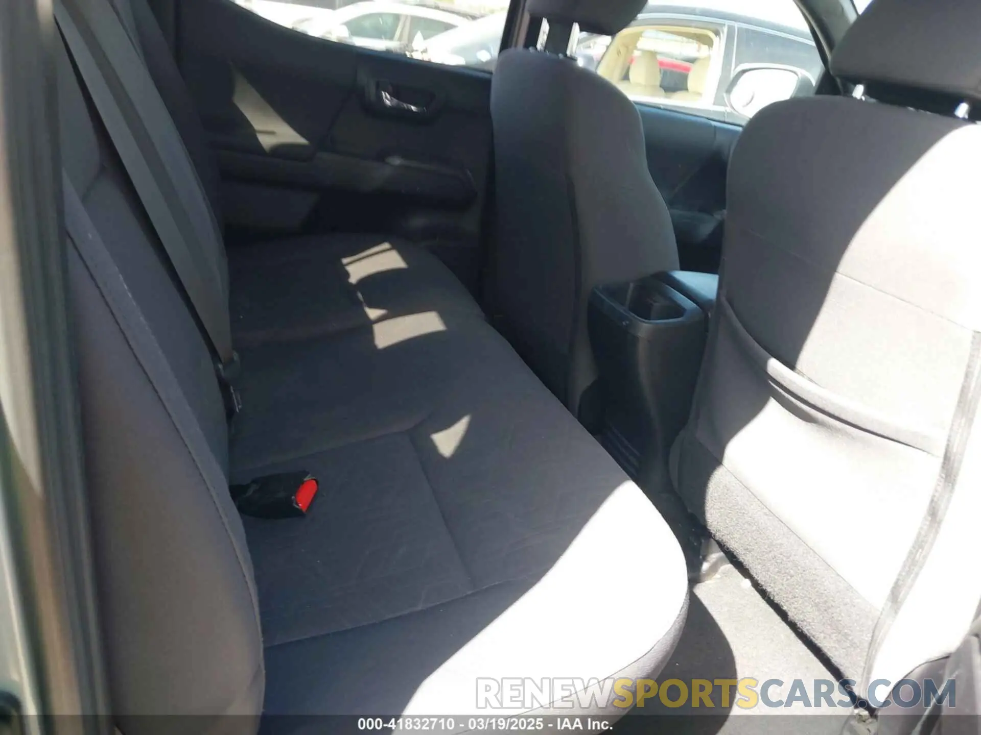 8 Фотография поврежденного автомобиля 5TFAZ5CN6KX082065 TOYOTA TACOMA 2019