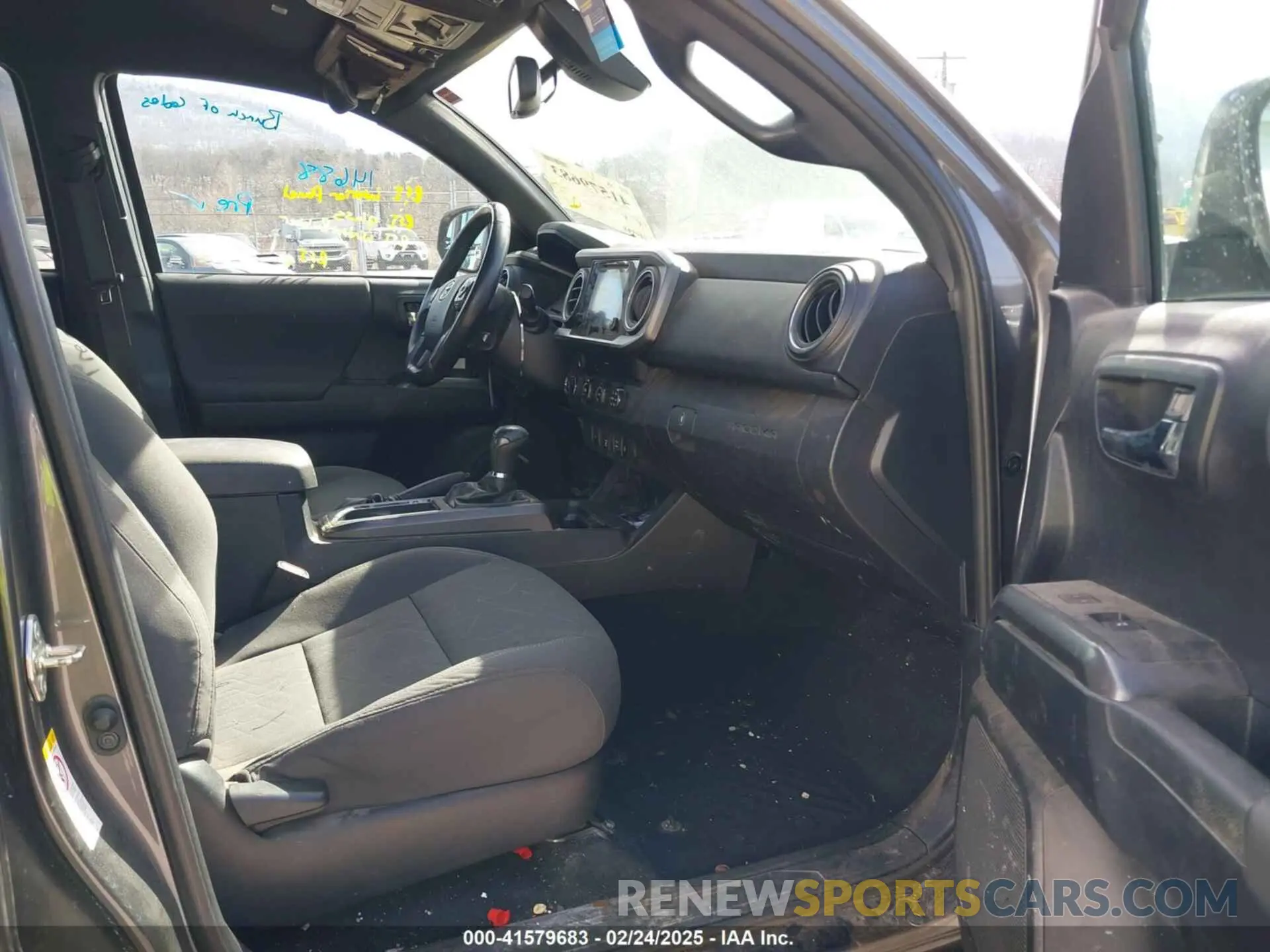 5 Photograph of a damaged car 5TFCZ5AN1KX178939 TOYOTA TACOMA 2019