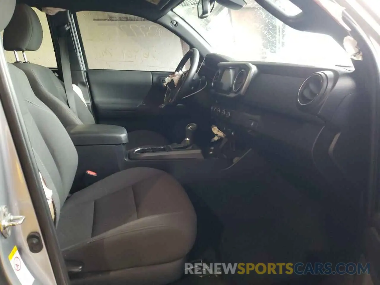 5 Photograph of a damaged car 5TFCZ5AN3KX190266 TOYOTA TACOMA 2019