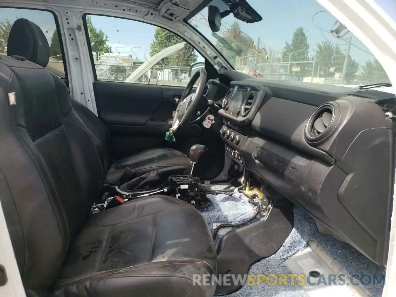 5 Photograph of a damaged car 5TFCZ5AN3KX194253 TOYOTA TACOMA 2019
