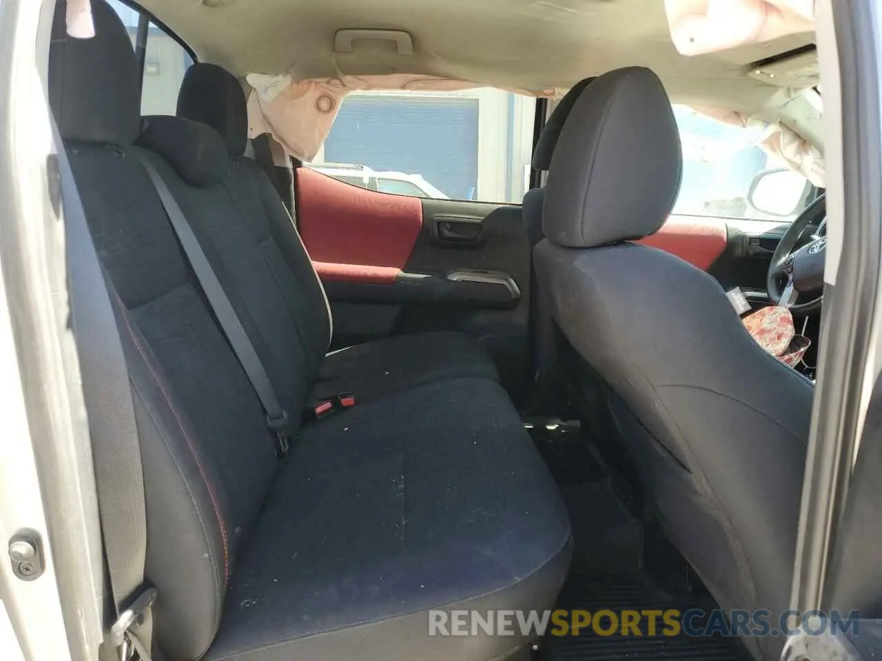 10 Фотография поврежденного автомобиля 5TFCZ5AN4KX199736 TOYOTA TACOMA 2019
