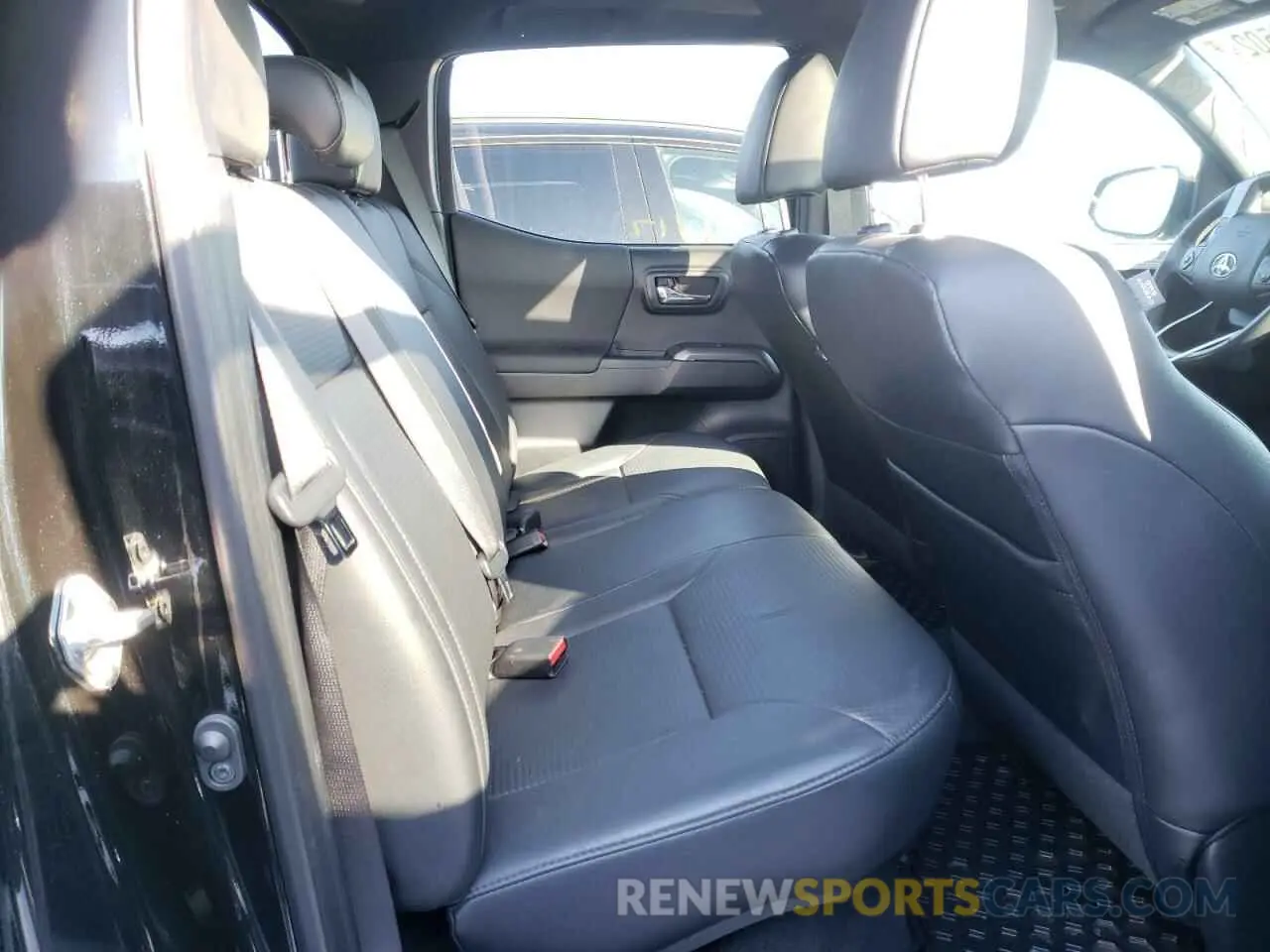 6 Photograph of a damaged car 5TFDZ5BNXKX040433 TOYOTA TACOMA 2019