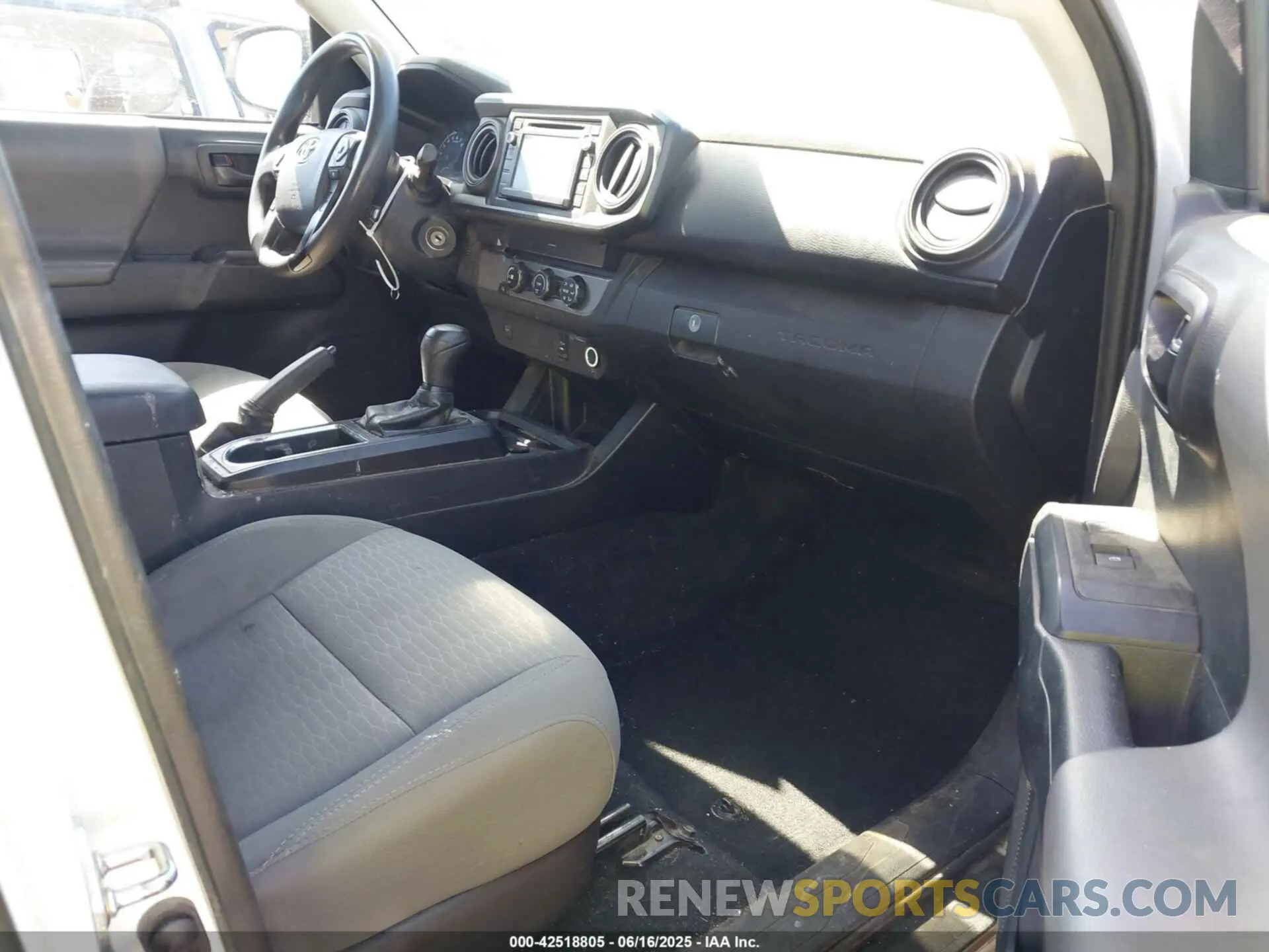 5 Photograph of a damaged car 5TFRX5GN5KX149810 TOYOTA TACOMA 2019