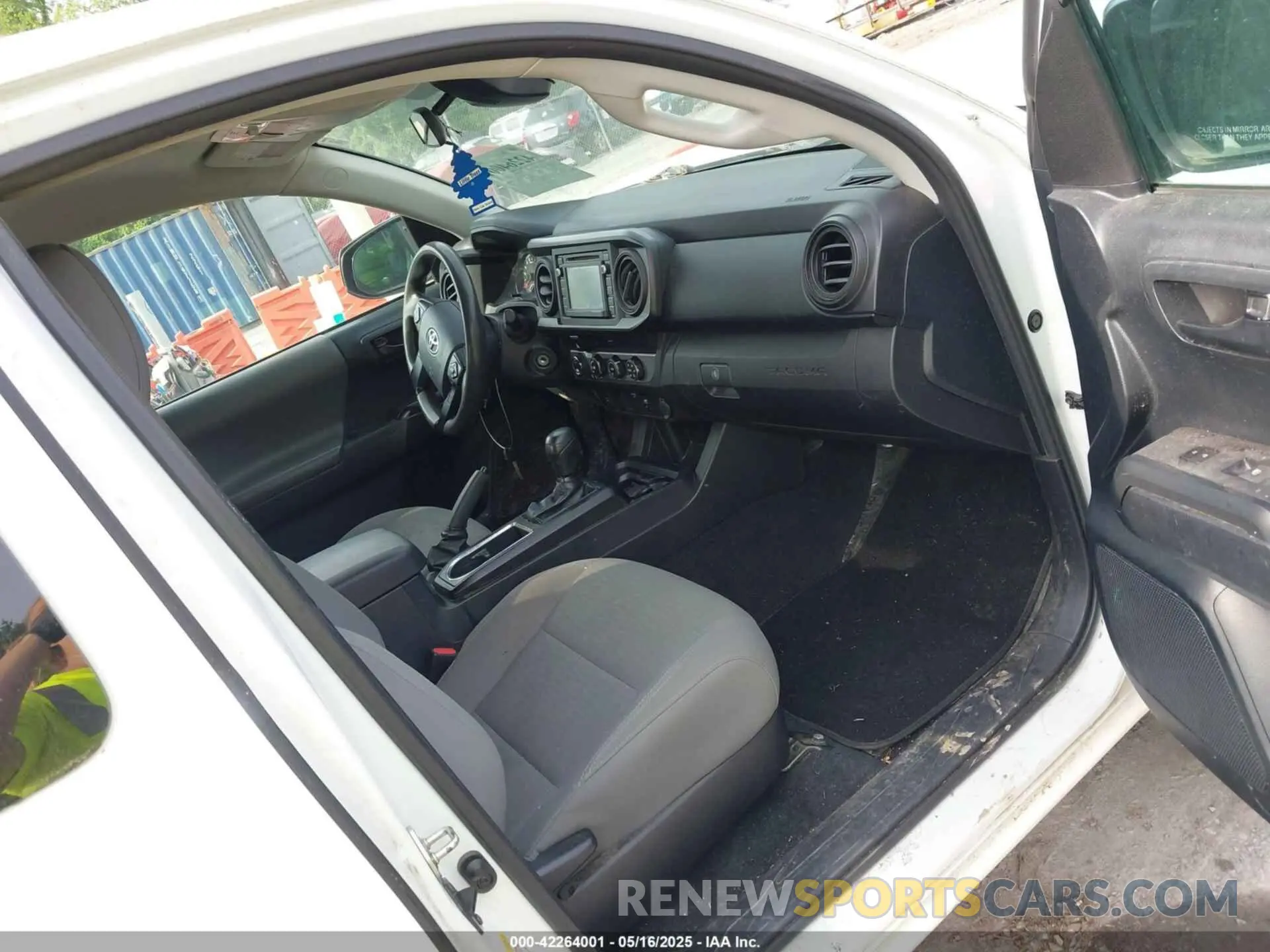 5 Photograph of a damaged car 5TFSX5EN1KX067514 TOYOTA TACOMA 2019