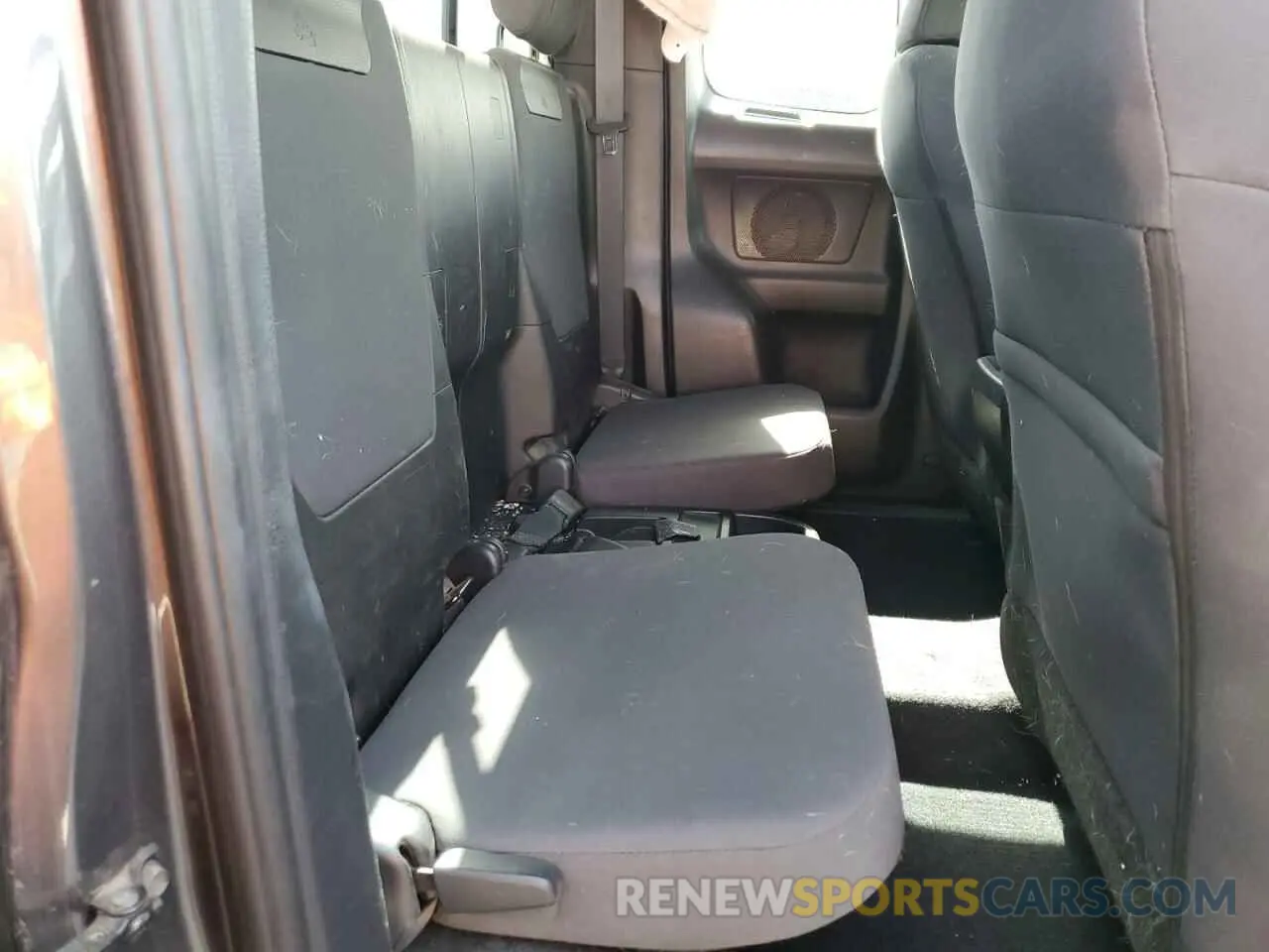 10 Photograph of a damaged car 5TFSZ5AN1KX169542 TOYOTA TACOMA 2019