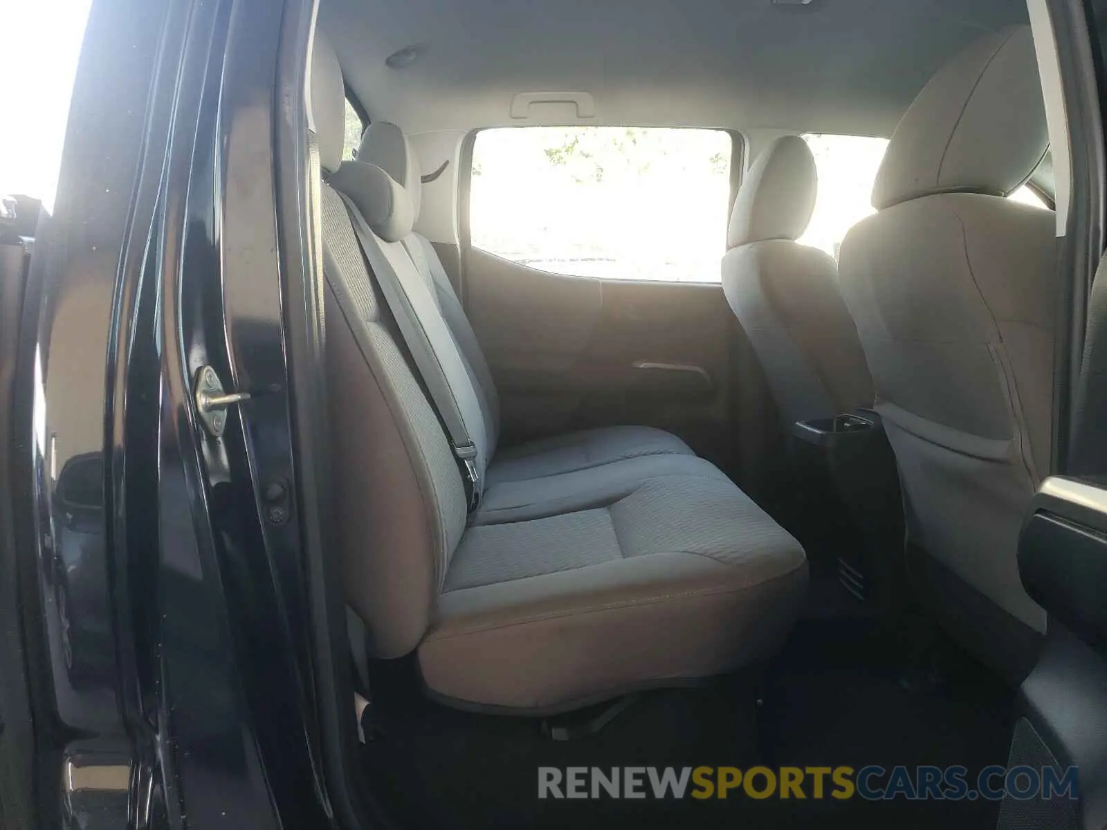 6 Photograph of a damaged car 3TMAZ5CN0LM118551 TOYOTA TACOMA 2020