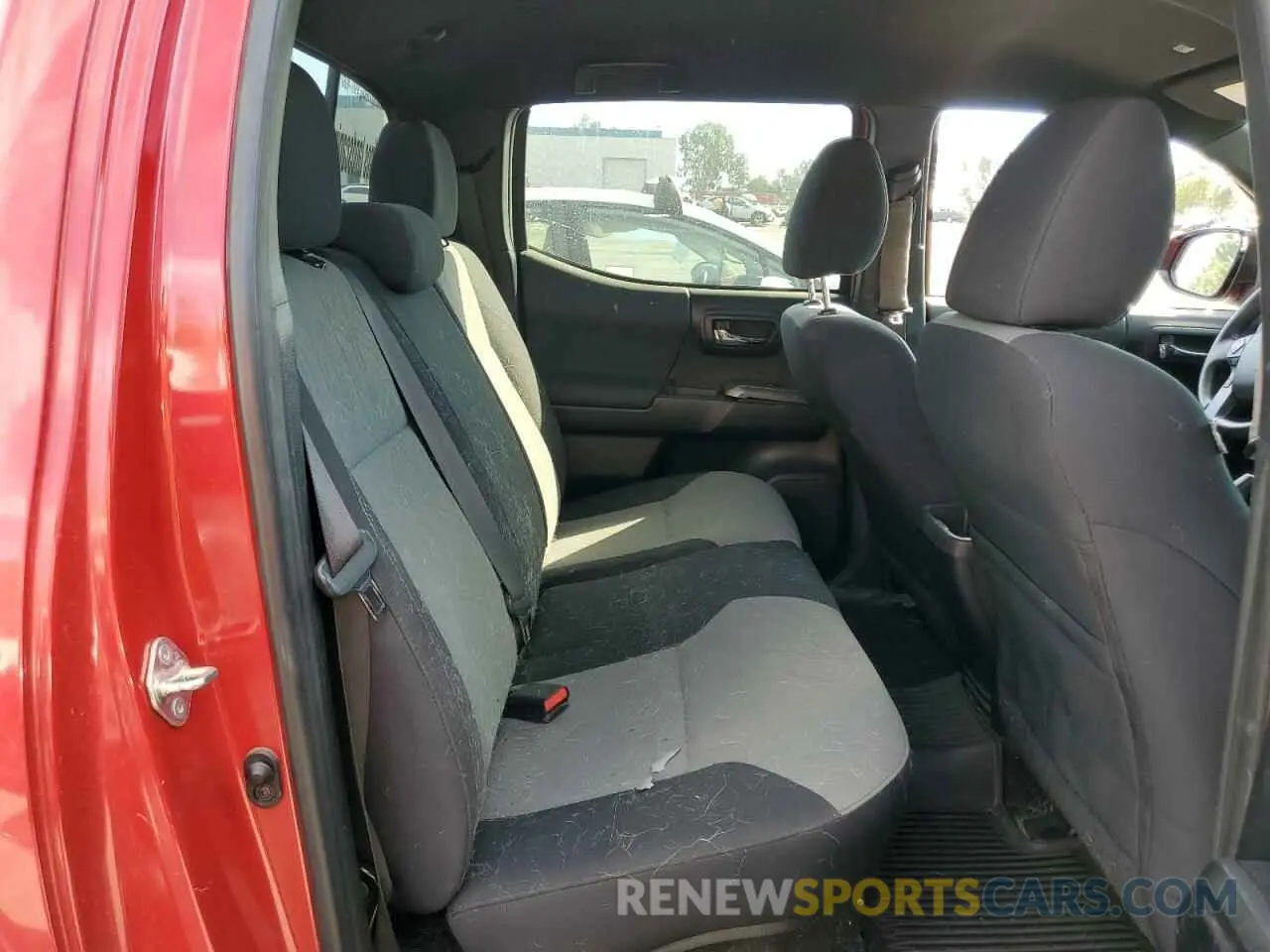 10 Photograph of a damaged car 3TMAZ5CN1LM137271 TOYOTA TACOMA 2020