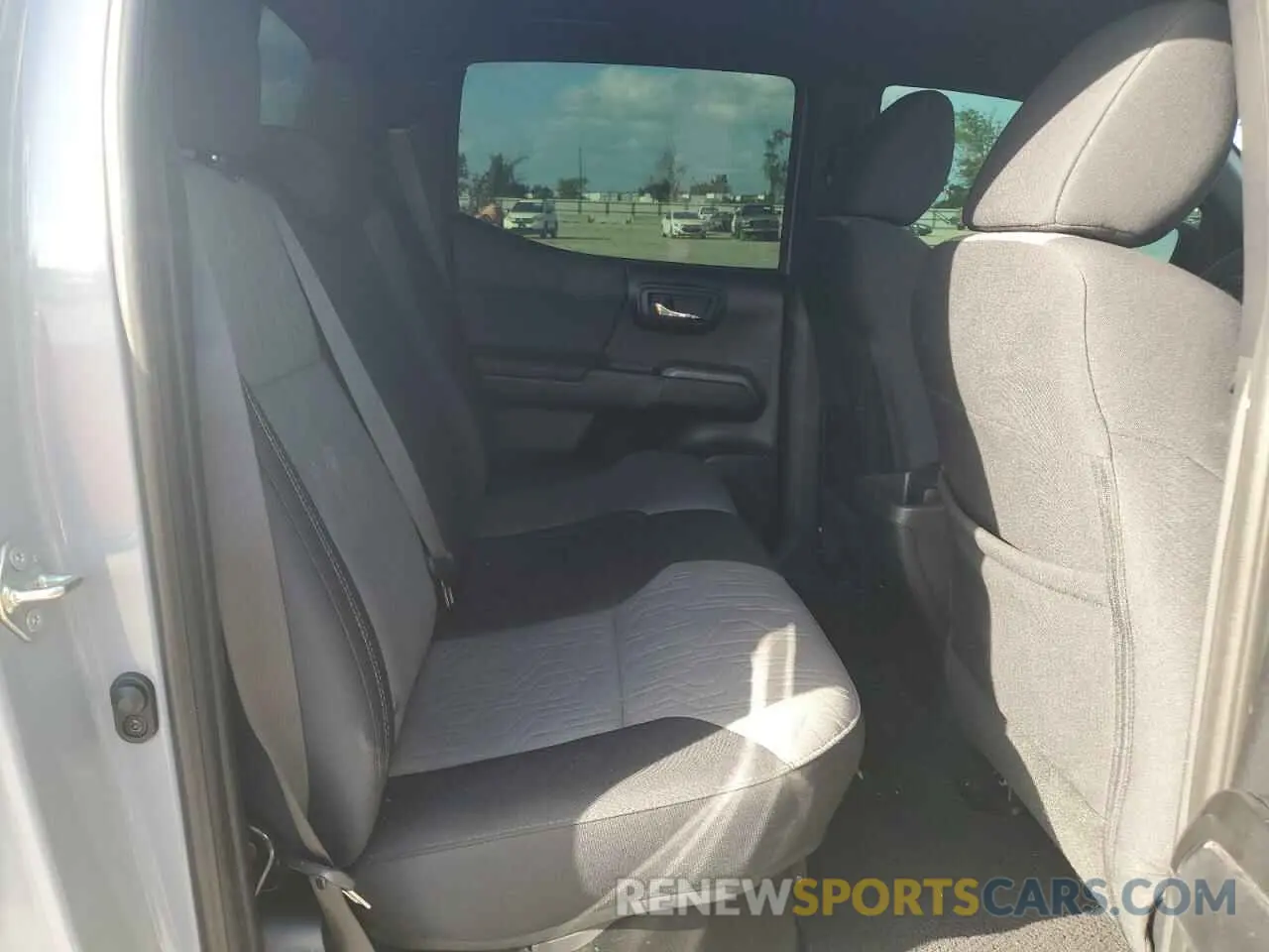 10 Photograph of a damaged car 3TMAZ5CN2LM130586 TOYOTA TACOMA 2020
