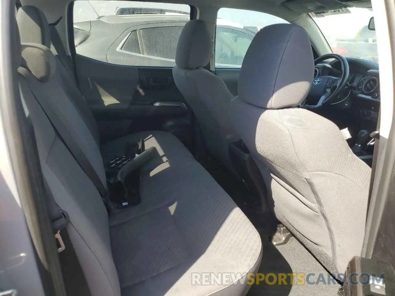 10 Photograph of a damaged car 3TMAZ5CN2LM131382 TOYOTA TACOMA 2020