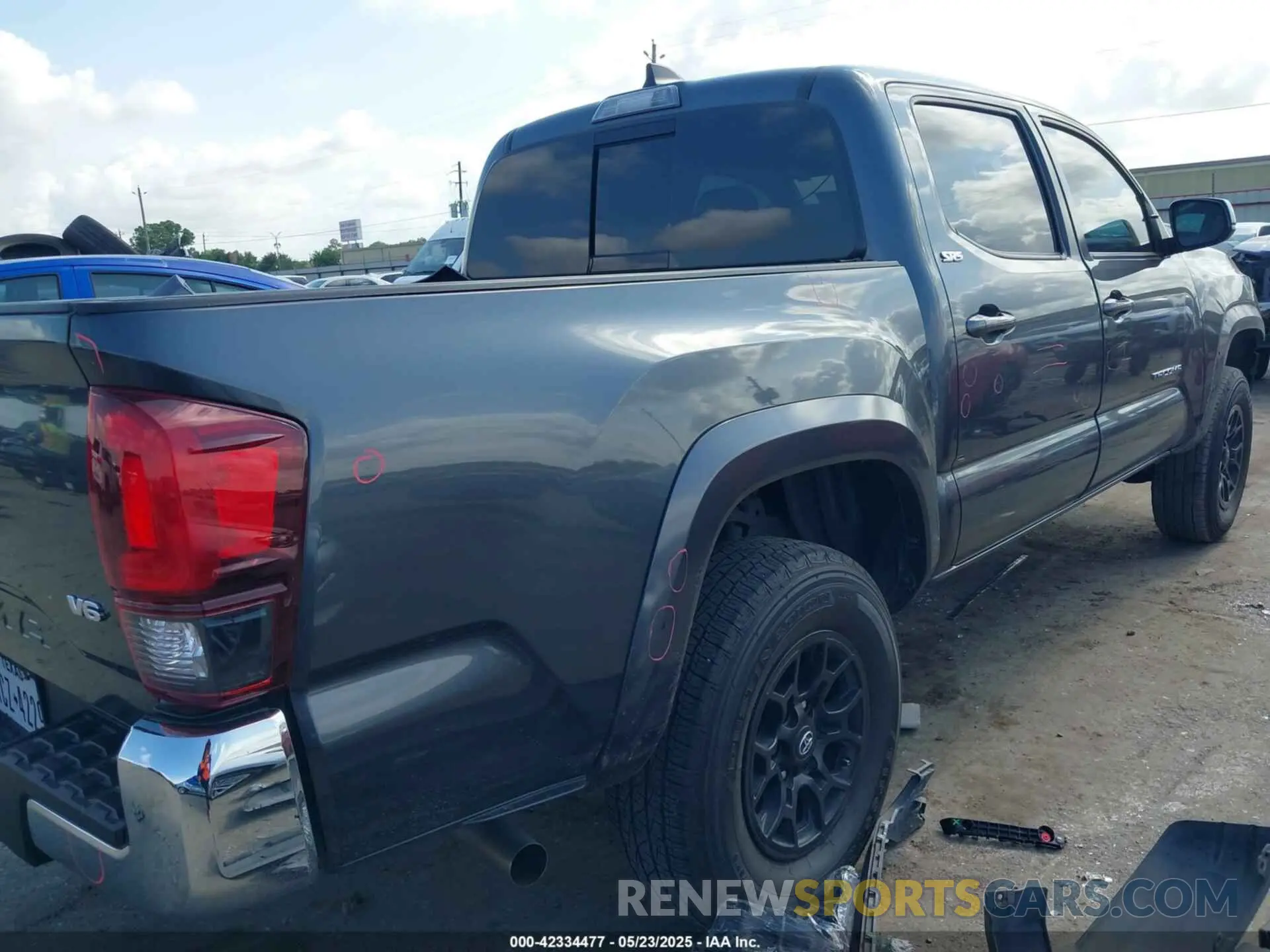 4 Photograph of a damaged car 3TMAZ5CN5LM140383 TOYOTA TACOMA 2020