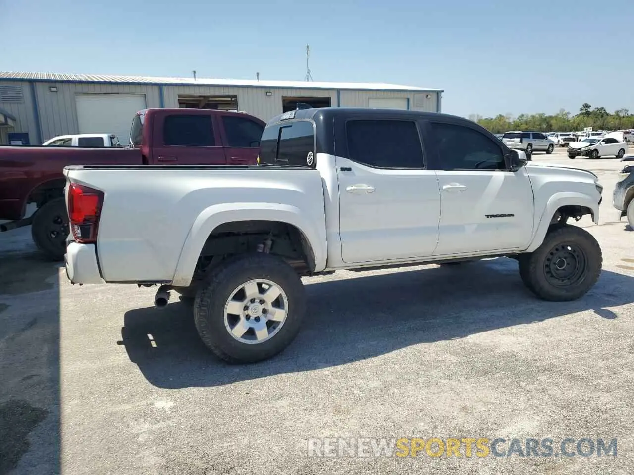 3 Фотография поврежденного автомобиля 3TMCZ5AN2LM304328 TOYOTA TACOMA 2020