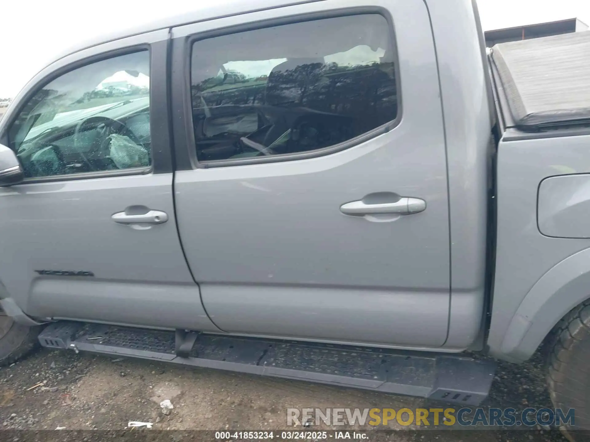 15 Photograph of a damaged car 3TMCZ5AN3LM318125 TOYOTA TACOMA 2020