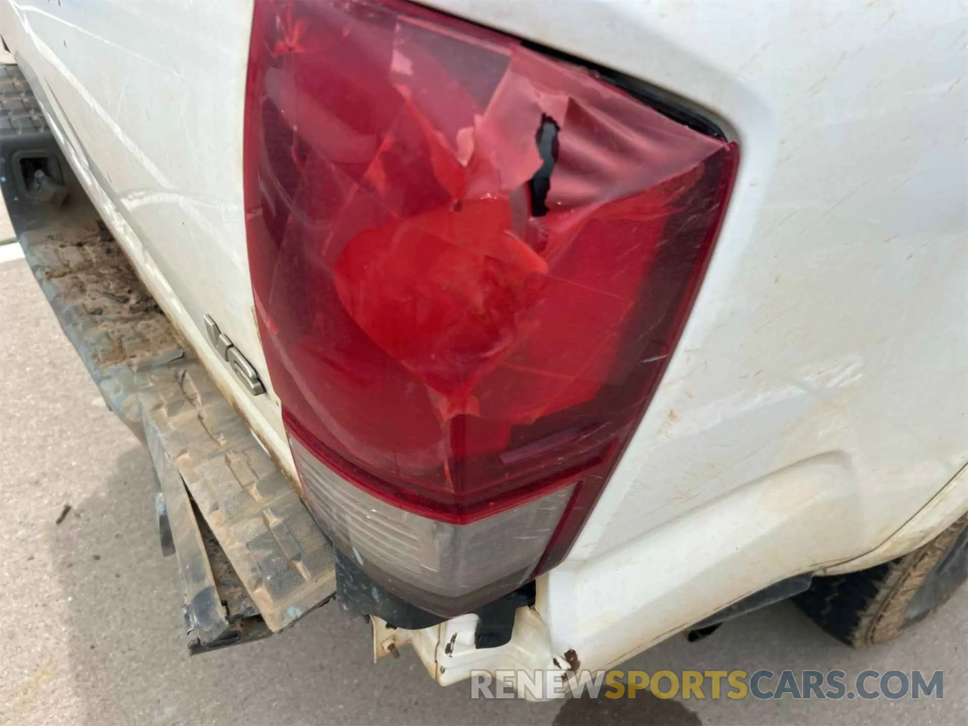 16 Photograph of a damaged car 3TMCZ5AN4LM304895 TOYOTA TACOMA 2020