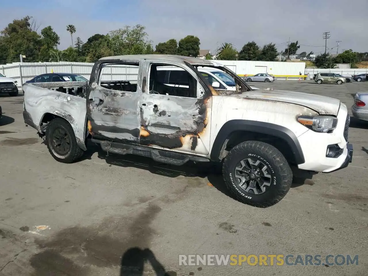 4 Photograph of a damaged car 3TMCZ5AN5LM289128 TOYOTA TACOMA 2020