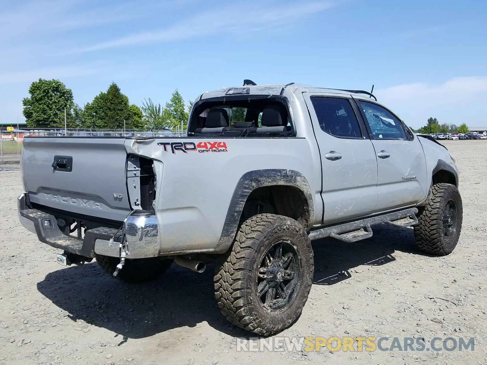 4 Photograph of a damaged car 3TMCZ5AN5LM318921 TOYOTA TACOMA 2020