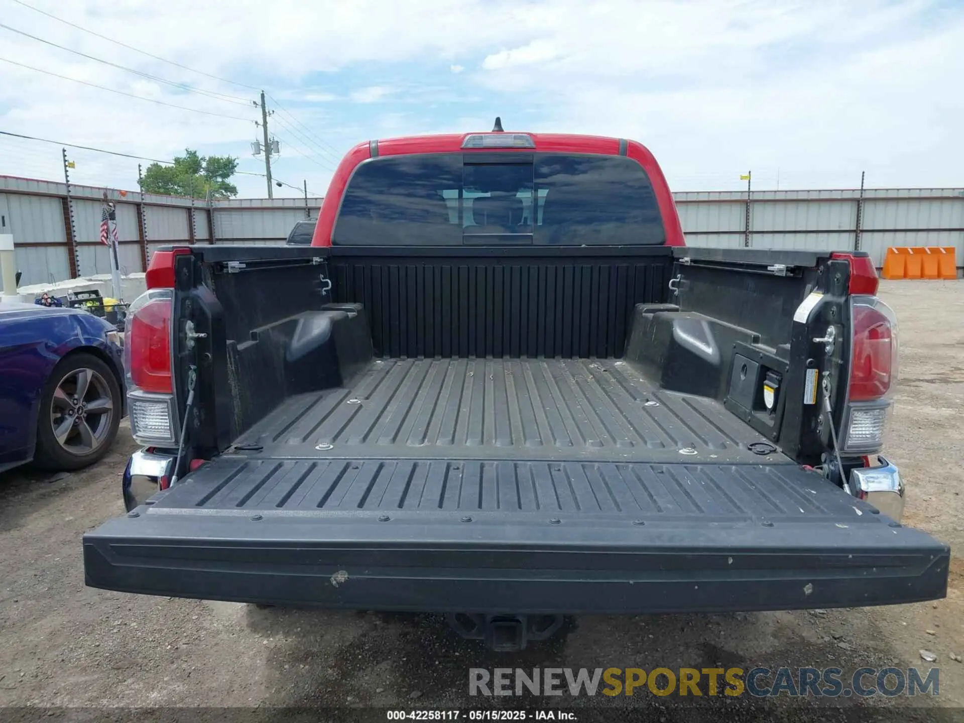 18 Photograph of a damaged car 3TMCZ5AN6LM341642 TOYOTA TACOMA 2020