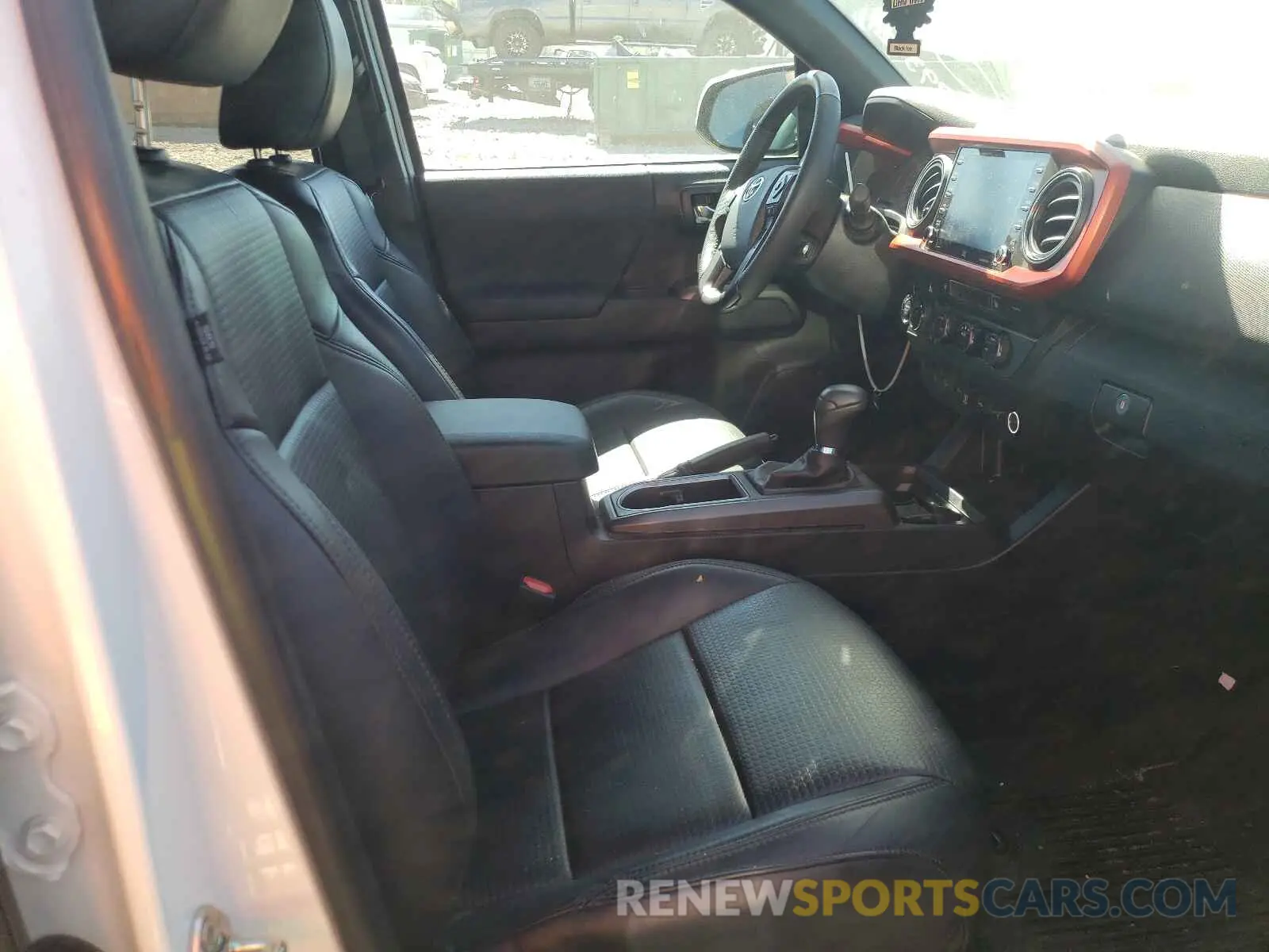 5 Photograph of a damaged car 3TMCZ5AN8LM335986 TOYOTA TACOMA 2020