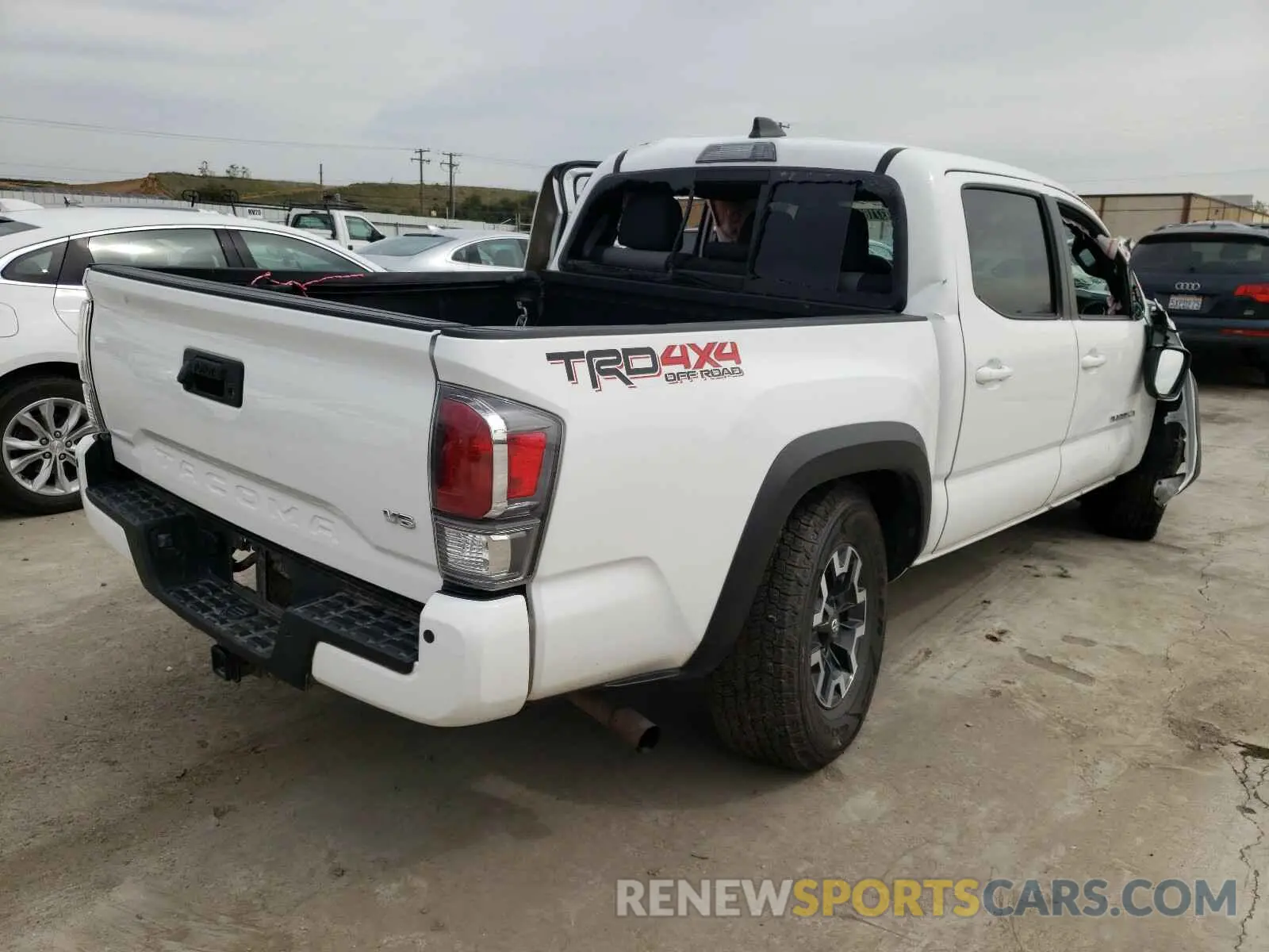 4 Photograph of a damaged car 3TMCZ5ANXLM333575 TOYOTA TACOMA 2020