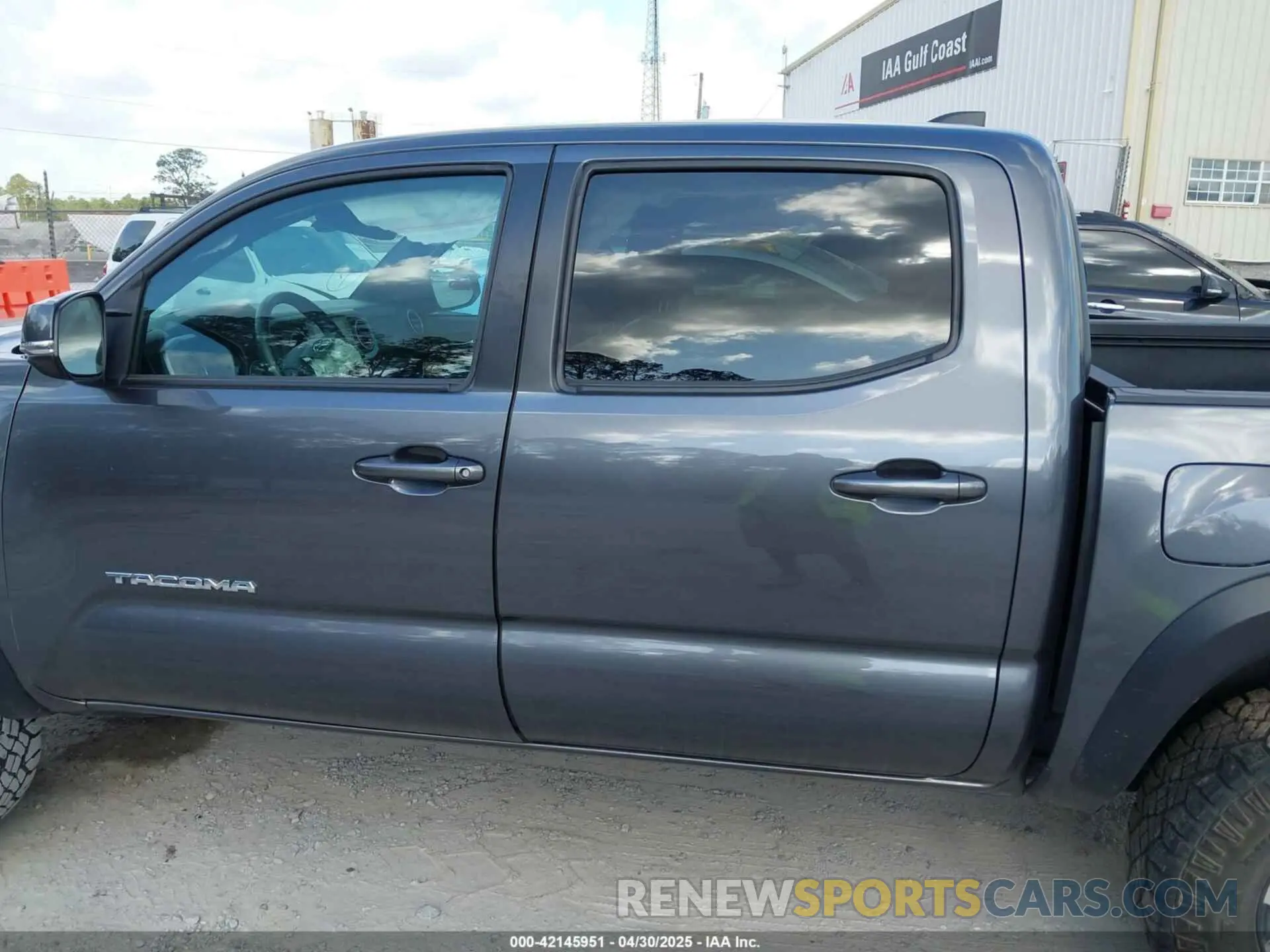 14 Photograph of a damaged car 3TYCZ5AN5LT003864 TOYOTA TACOMA 2020