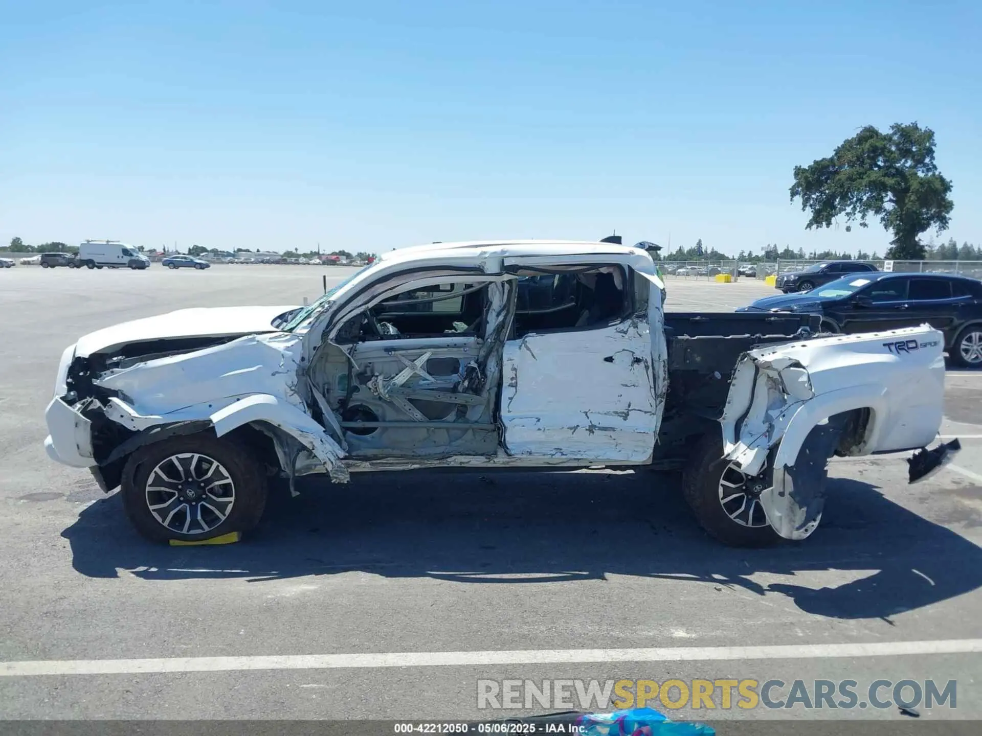 15 Photograph of a damaged car 5TFAZ5CN3LX093798 TOYOTA TACOMA 2020