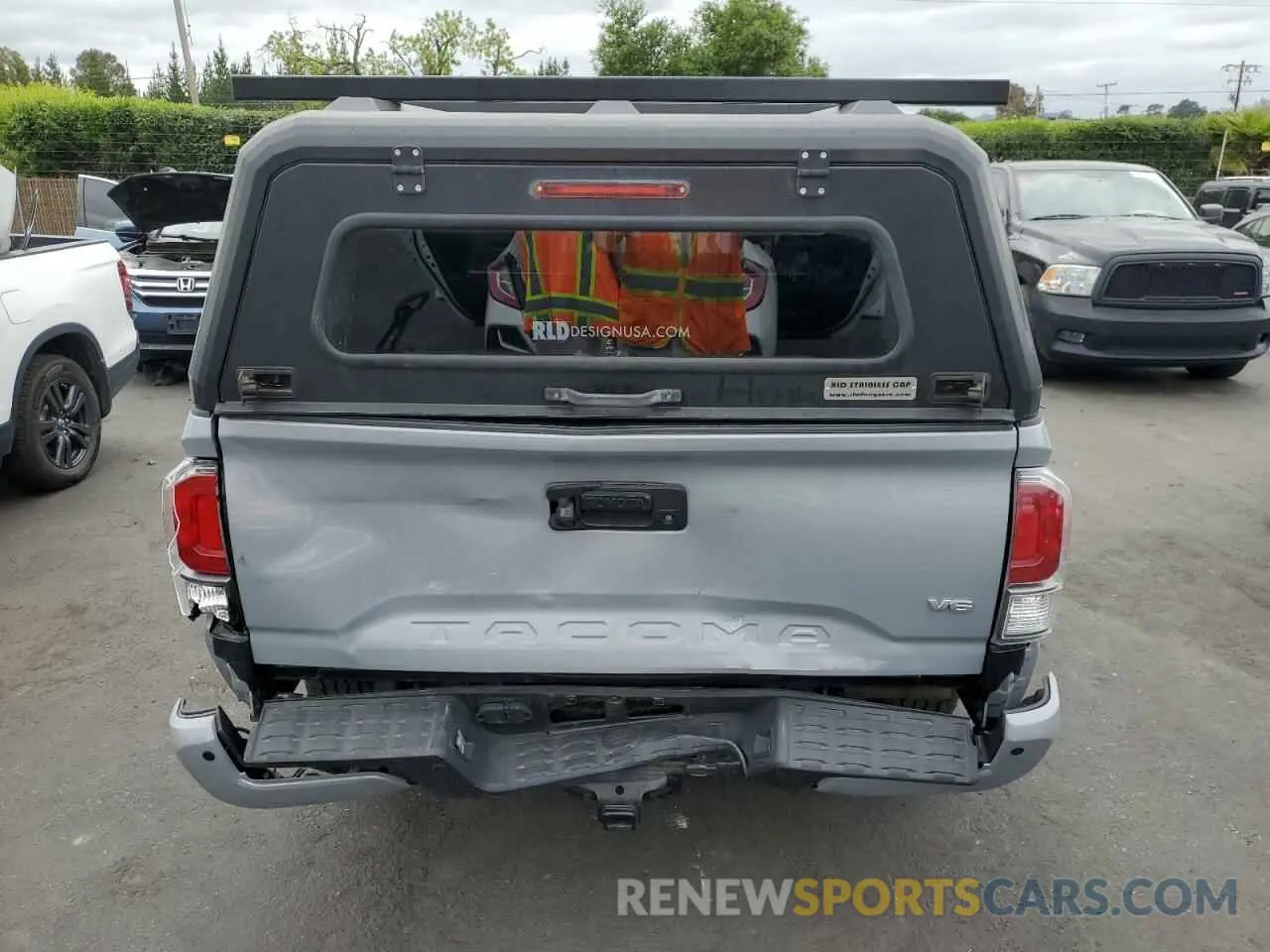 6 Photograph of a damaged car 5TFCZ5AN2LX237322 TOYOTA TACOMA 2020