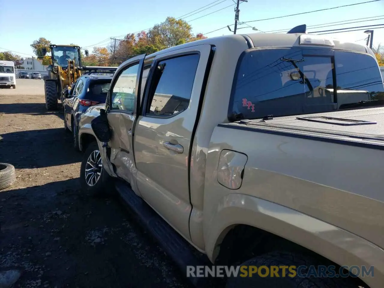 10 Photograph of a damaged car 5TFCZ5AN3LX215944 TOYOTA TACOMA 2020