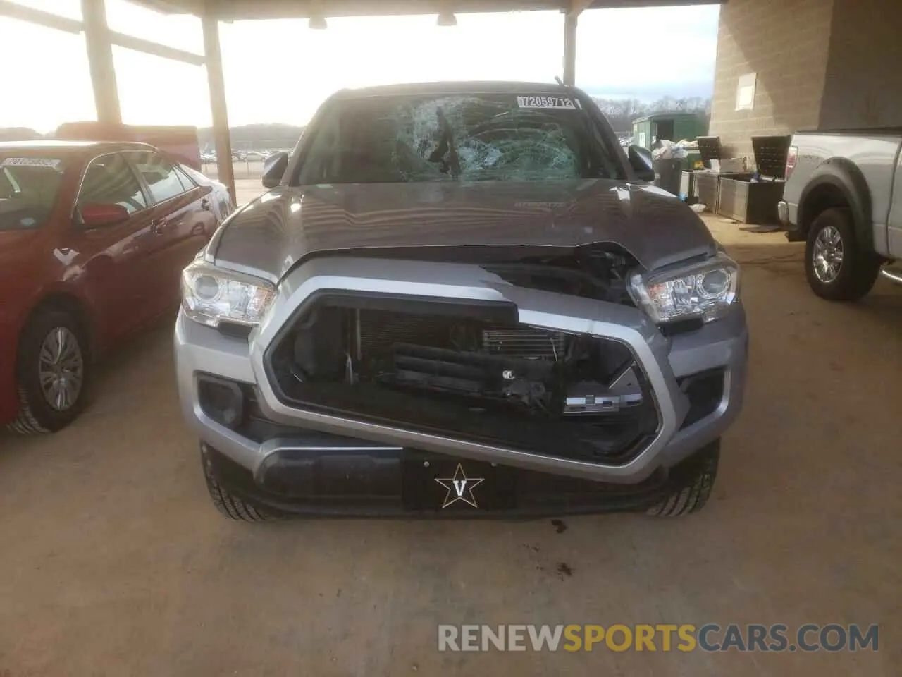 5 Photograph of a damaged car 5TFCZ5AN5LX231613 TOYOTA TACOMA 2020