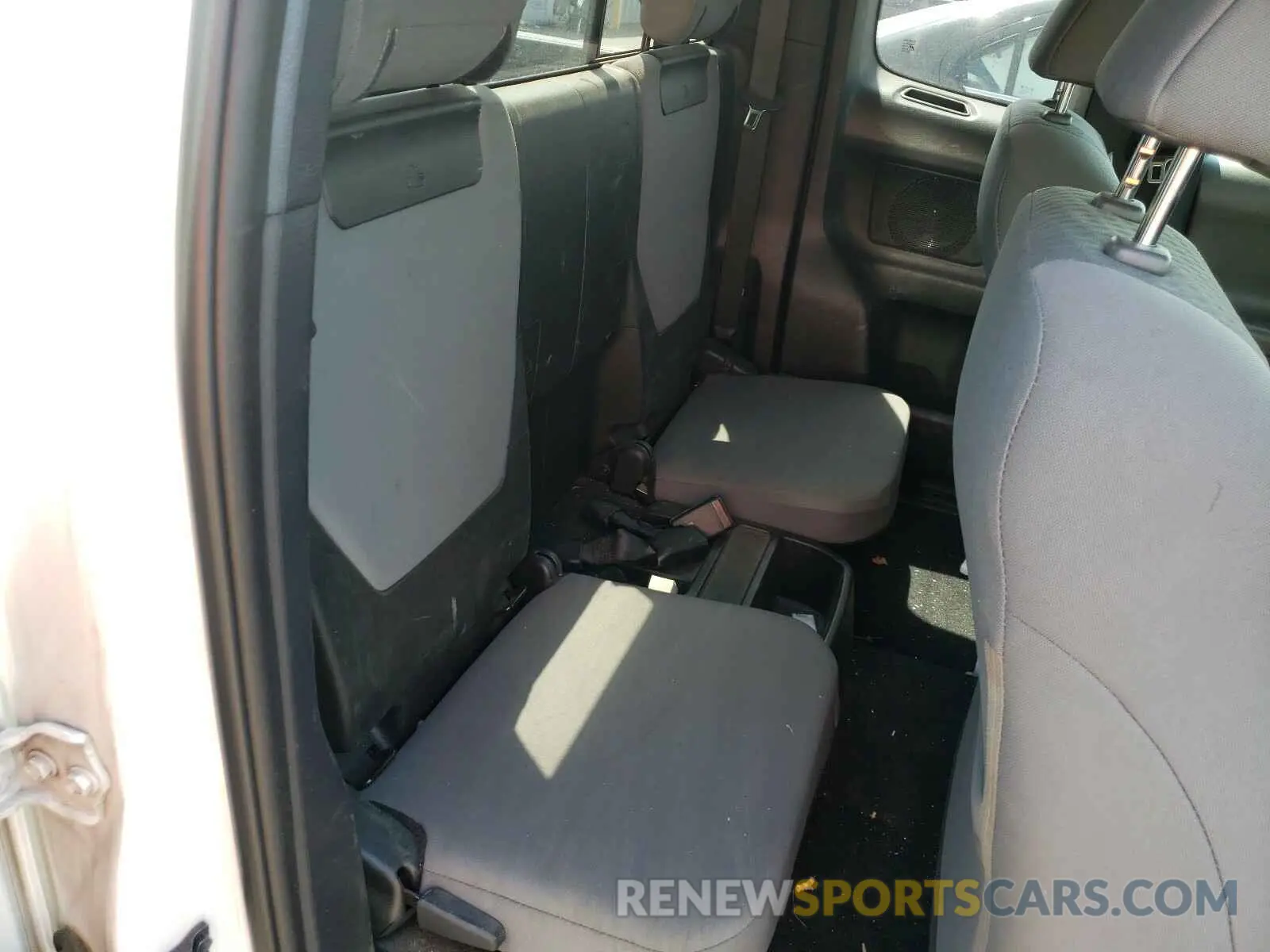 6 Photograph of a damaged car 5TFRX5GN5LX171033 TOYOTA TACOMA 2020
