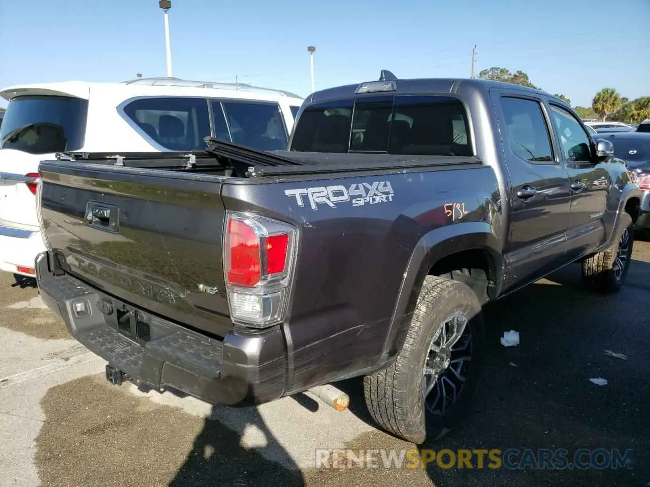 4 Photograph of a damaged car 3TMCZ5AN8MM382517 TOYOTA TACOMA 2021
