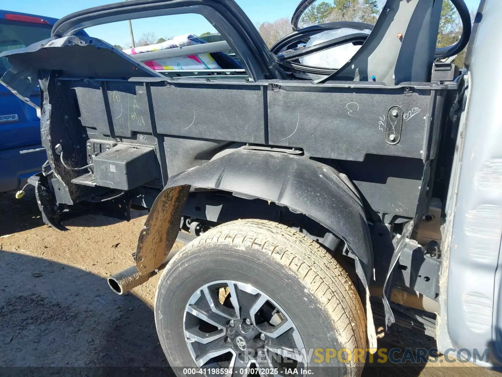 19 Photograph of a damaged car 3TYCZ5AN6MT044375 TOYOTA TACOMA 2021