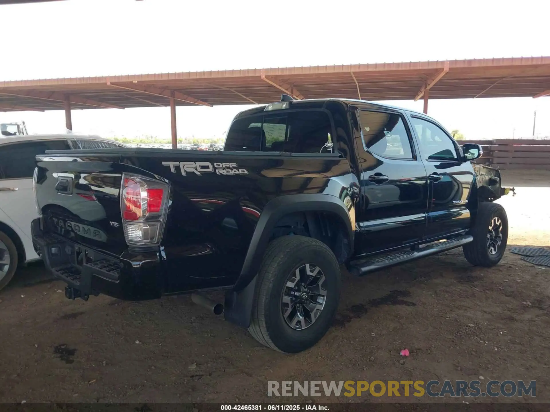 4 Photograph of a damaged car 5TFAZ5CN1MX111605 TOYOTA TACOMA 2021