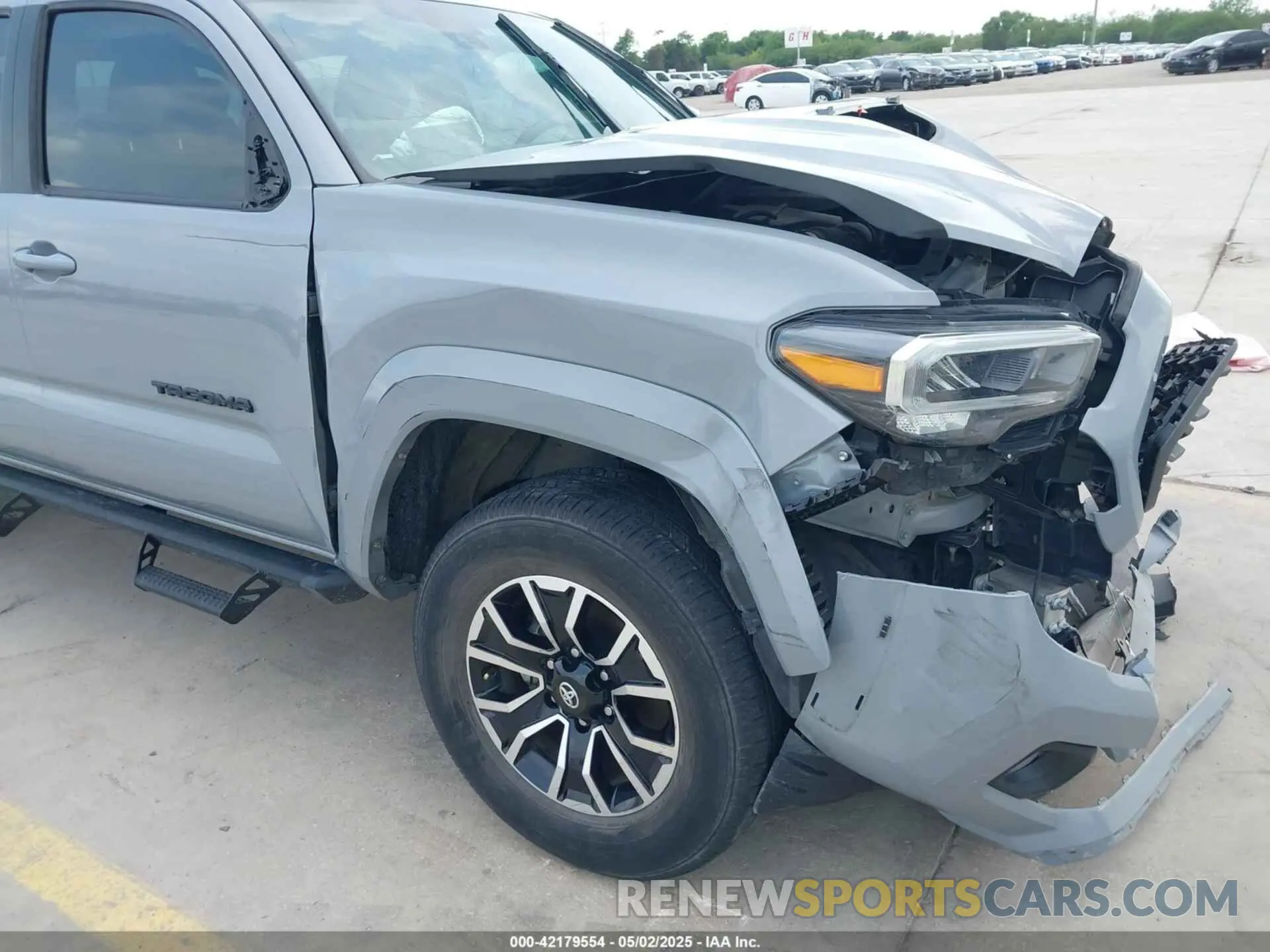 19 Photograph of a damaged car 5TFAZ5CN1MX112477 TOYOTA TACOMA 2021