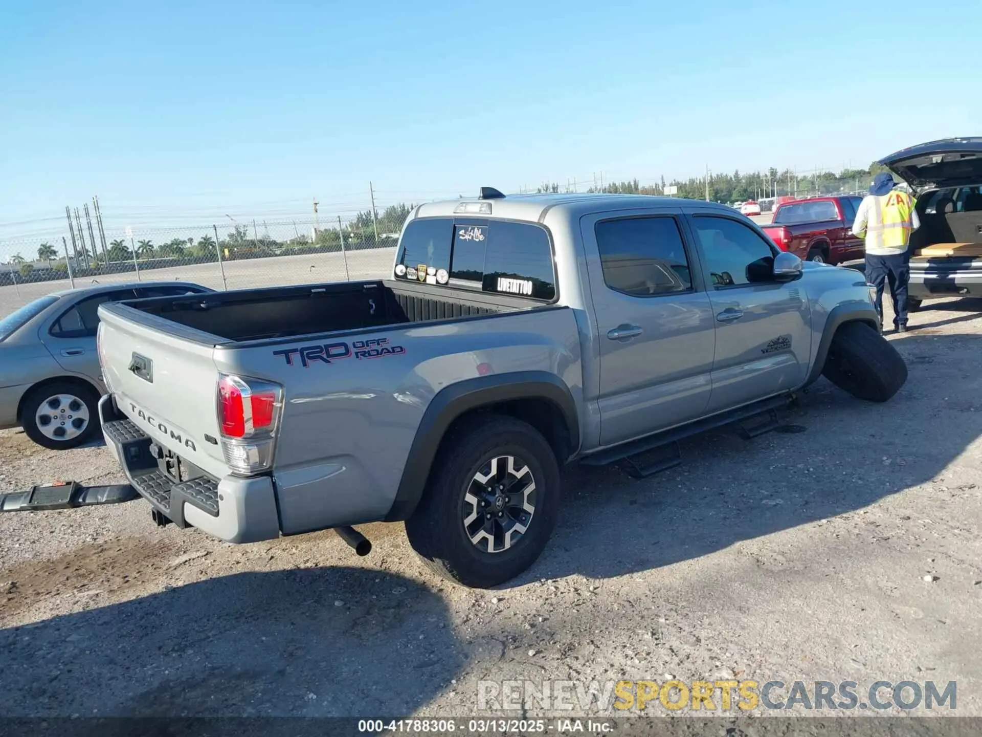 4 Фотография поврежденного автомобиля 5TFAZ5CN2MX096998 TOYOTA TACOMA 2021